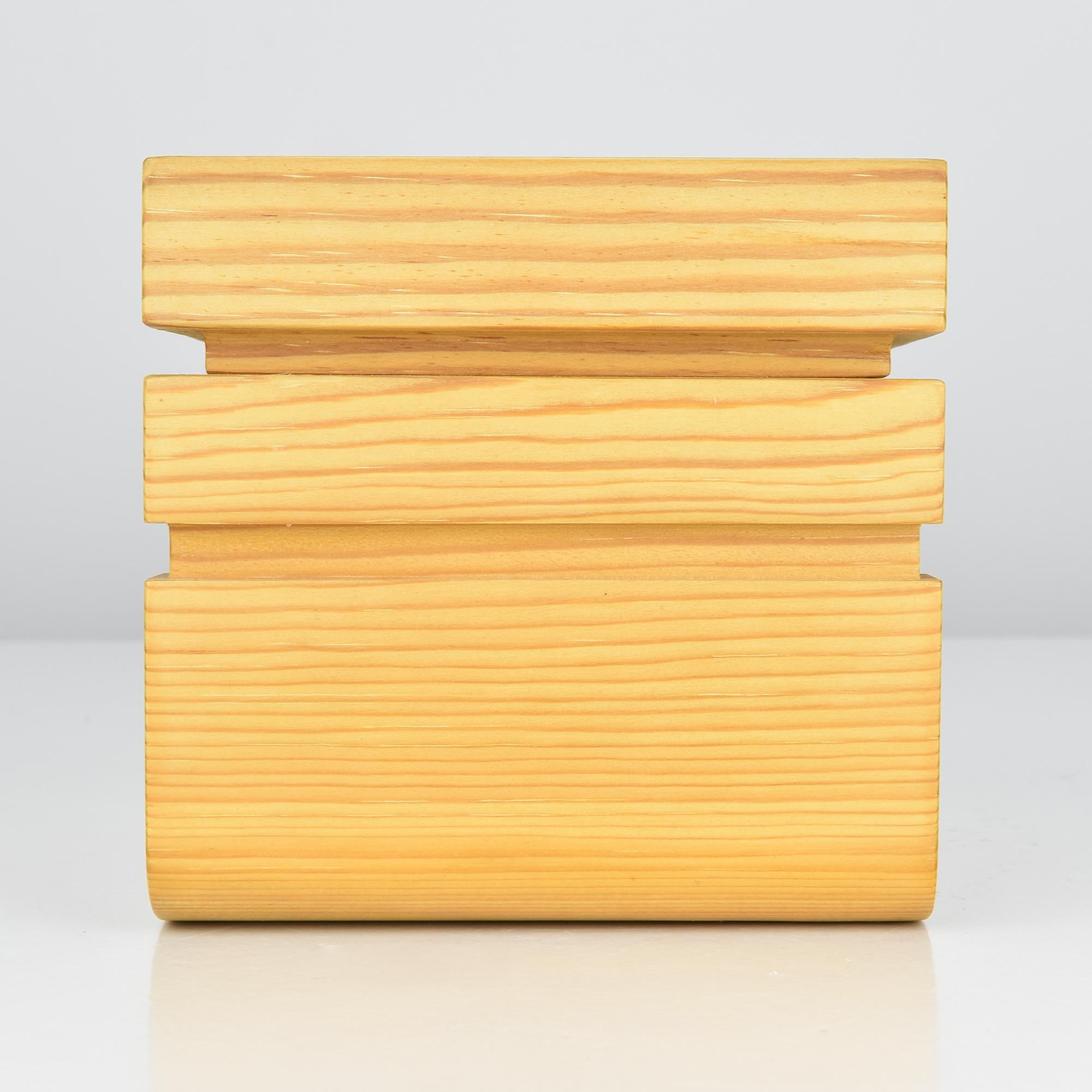 Sculptural Scandinavian Pine Wood Lidded Box in the Style of Uno Kristiansson In Good Condition For Sale In Bad Säckingen, DE