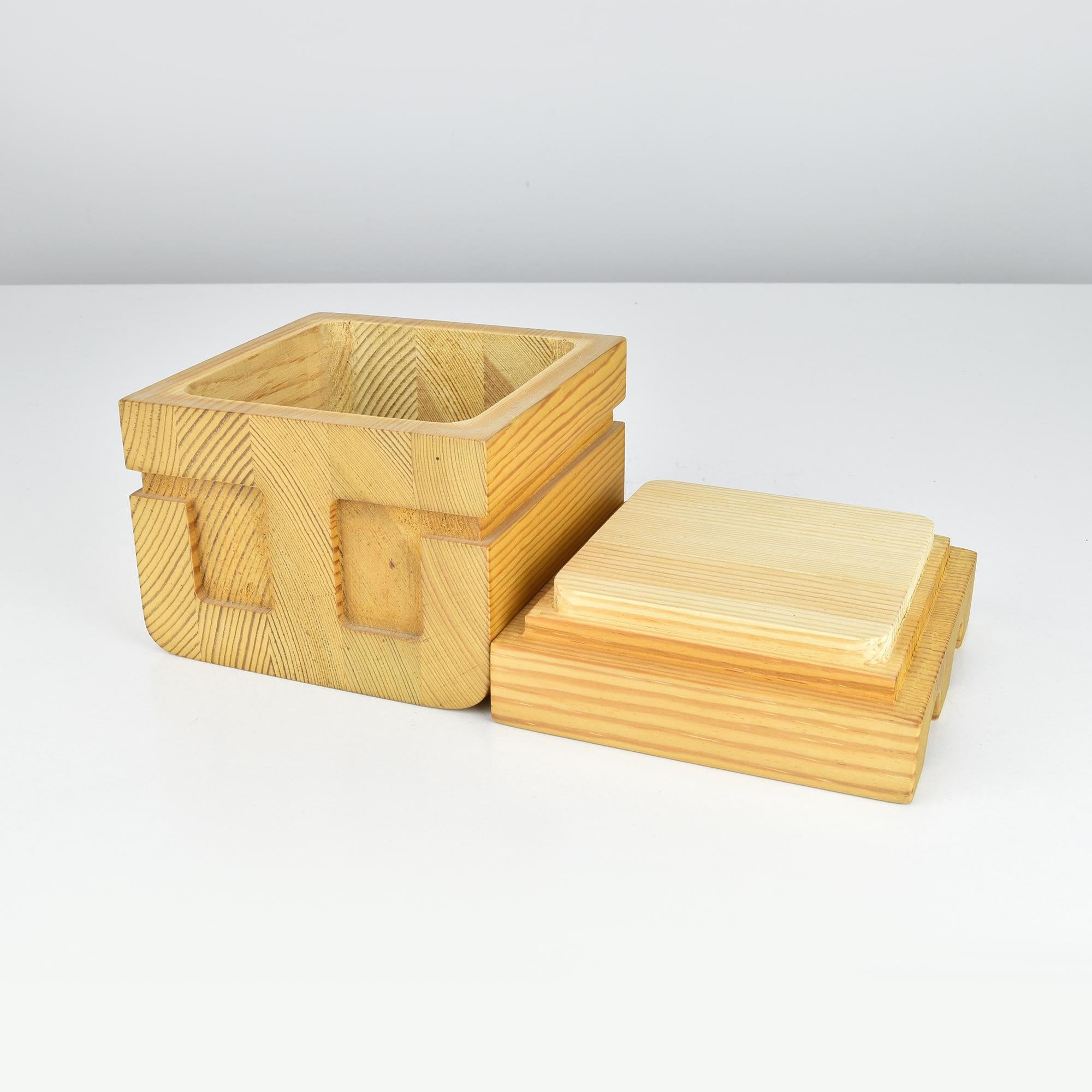 Sculptural Scandinavian Pine Wood Lidded Box in the Style of Uno Kristiansson For Sale 1