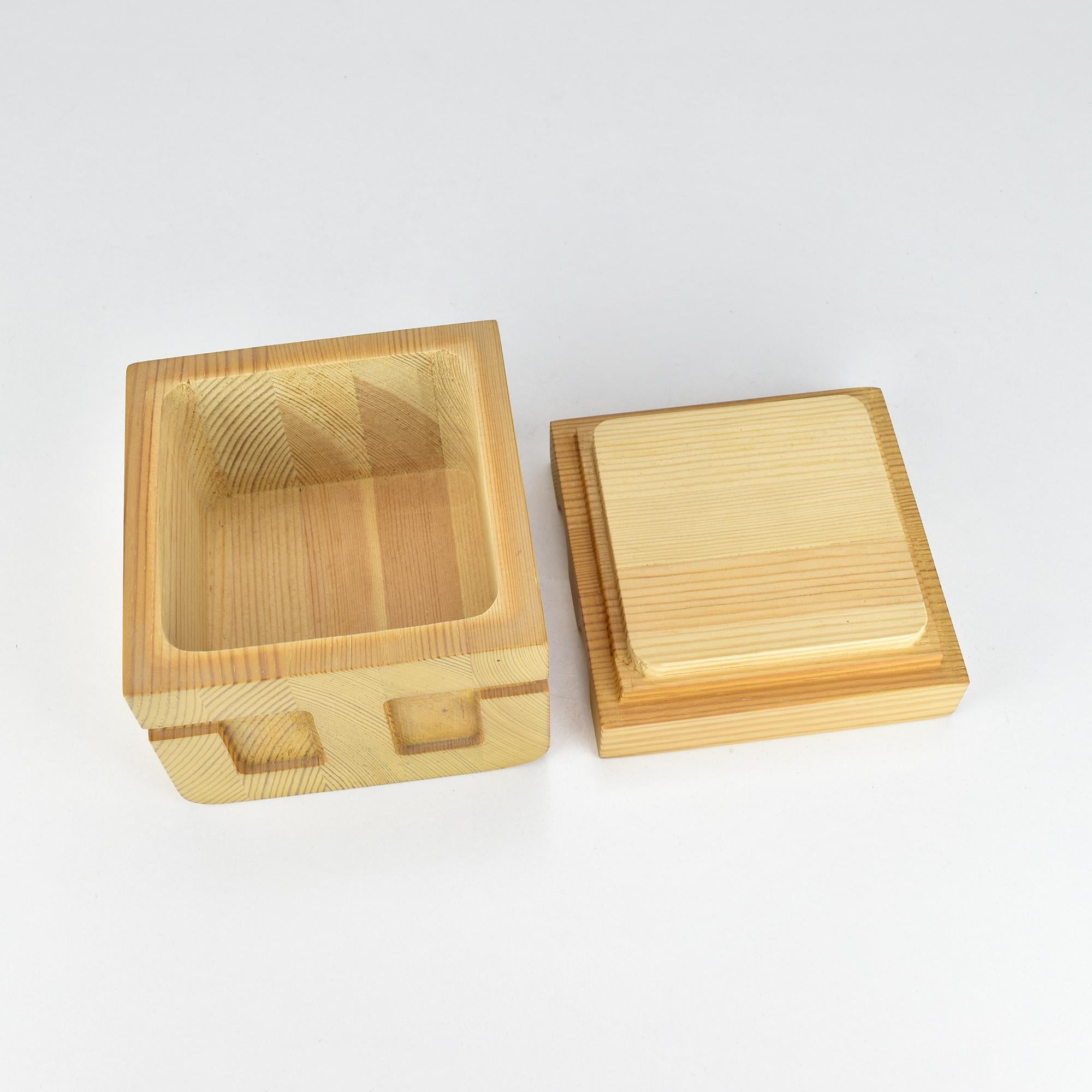 Sculptural Scandinavian Pine Wood Lidded Box in the Style of Uno Kristiansson For Sale 2