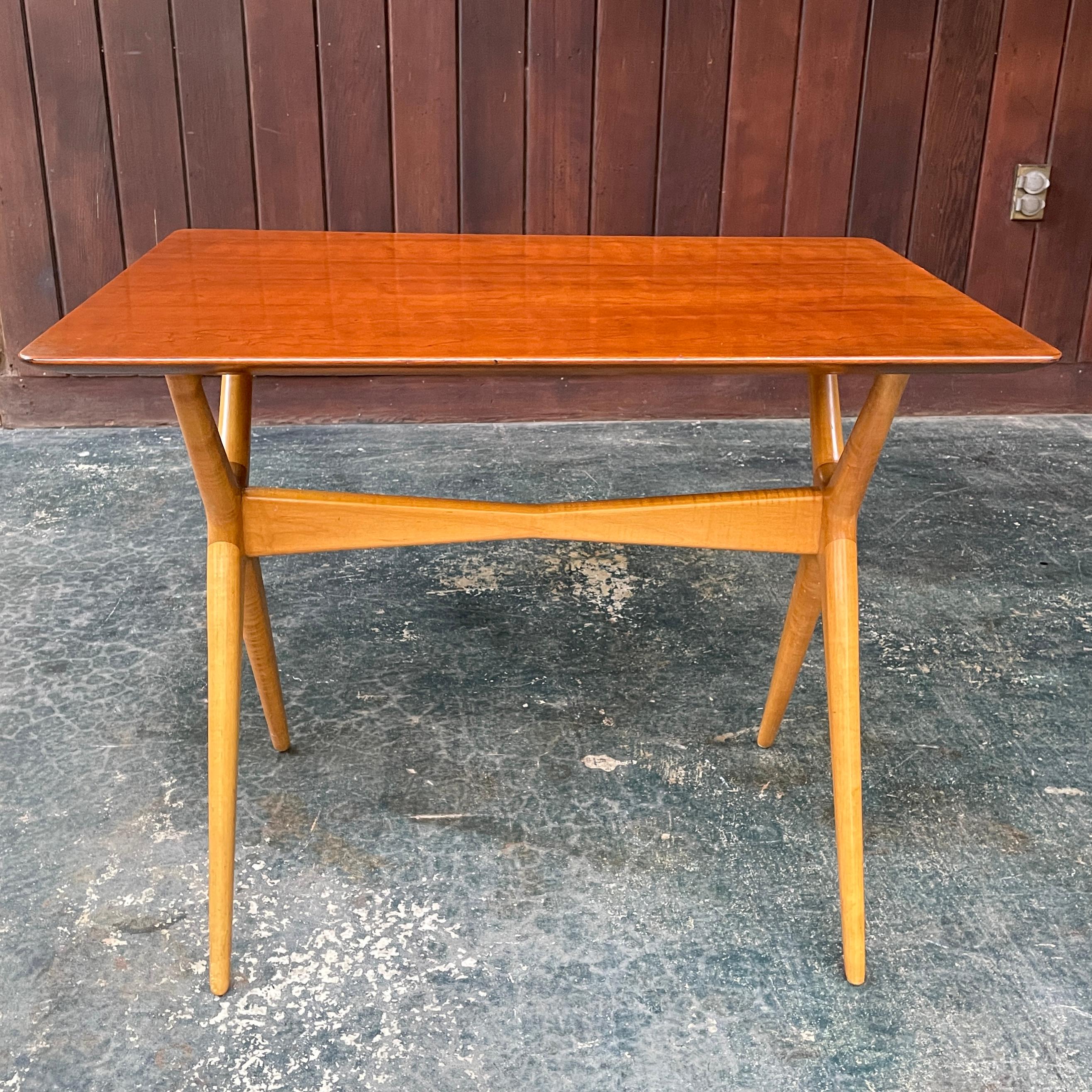 Petite table.

W 30 x D 20 x H 24.25 in.
