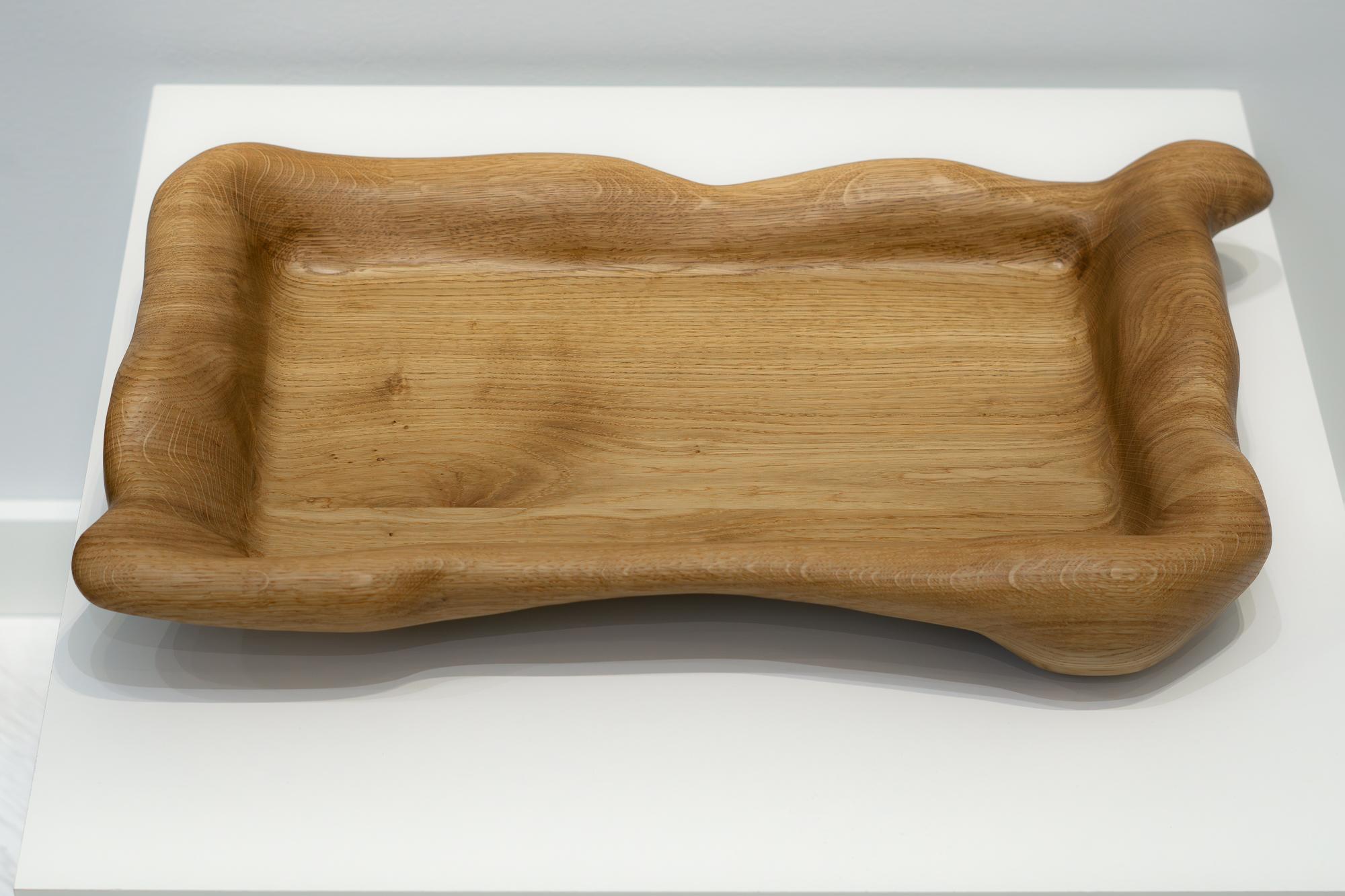 Bandeja escultórica de madera de roble en venta 1