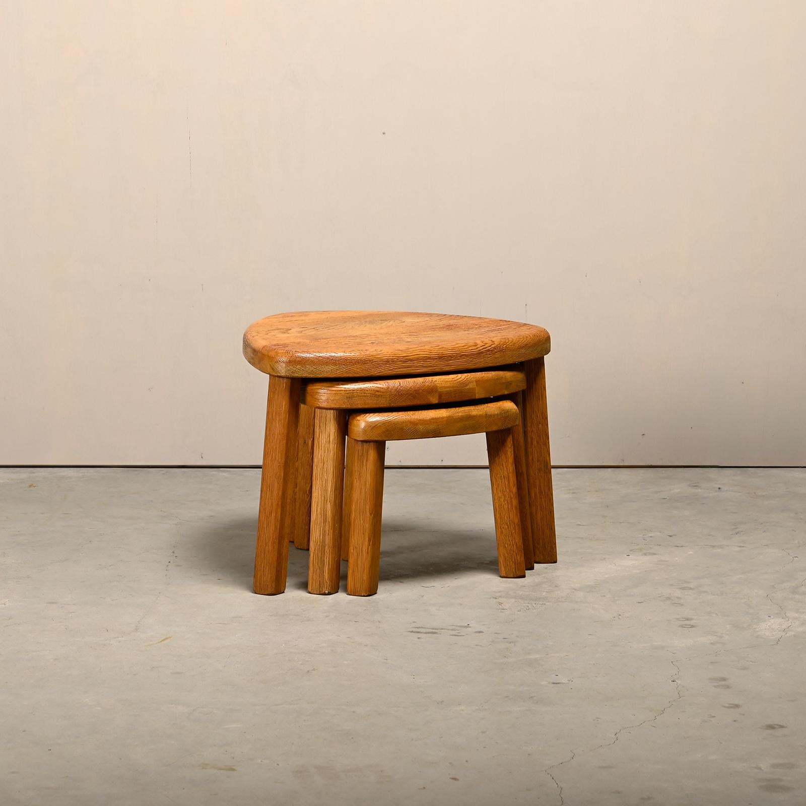 Mid-Century Modern Sculptural set Nesting Side Tables in solid Oak, French 1970s For Sale