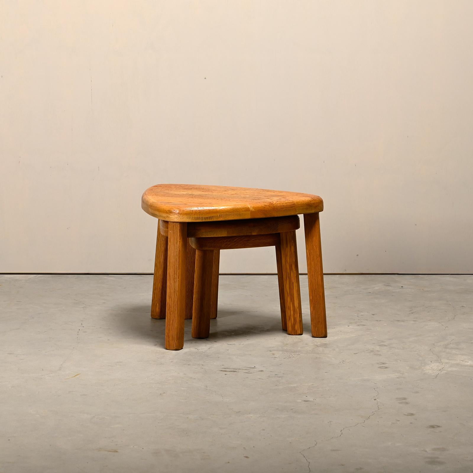 Sculptural set Nesting Side Tables in solid Oak, French 1970s In Good Condition For Sale In Amsterdam, NL
