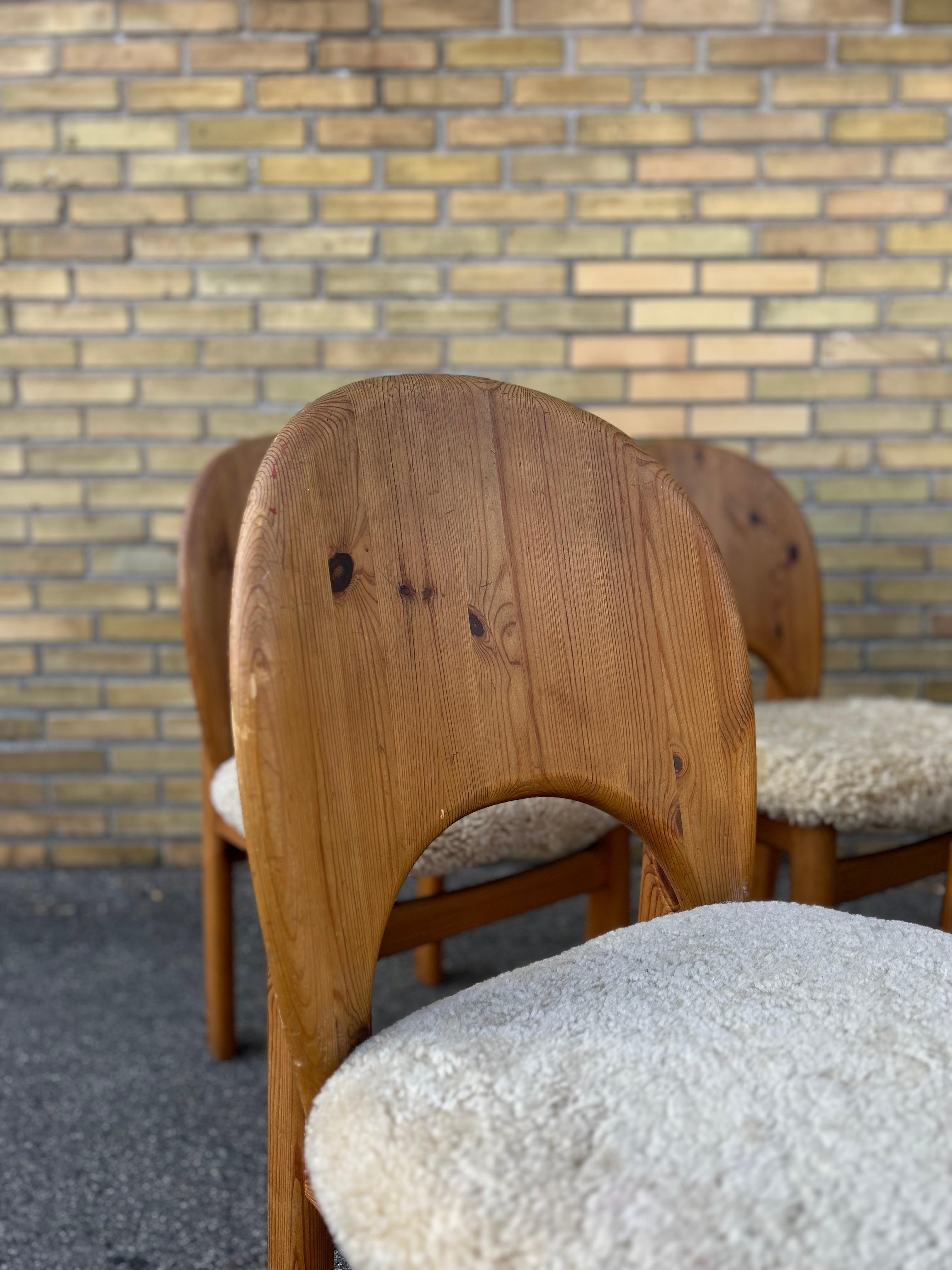 Rare set of six sculptural solid pine dining chairs with a later upholstery in lamb skin made by Danish manufacturer Glostrup Møbelfabrik in Denmark the 1960’s.
The chairs have been newly upholstered in Skandilock lamb skin.
The chairs are the