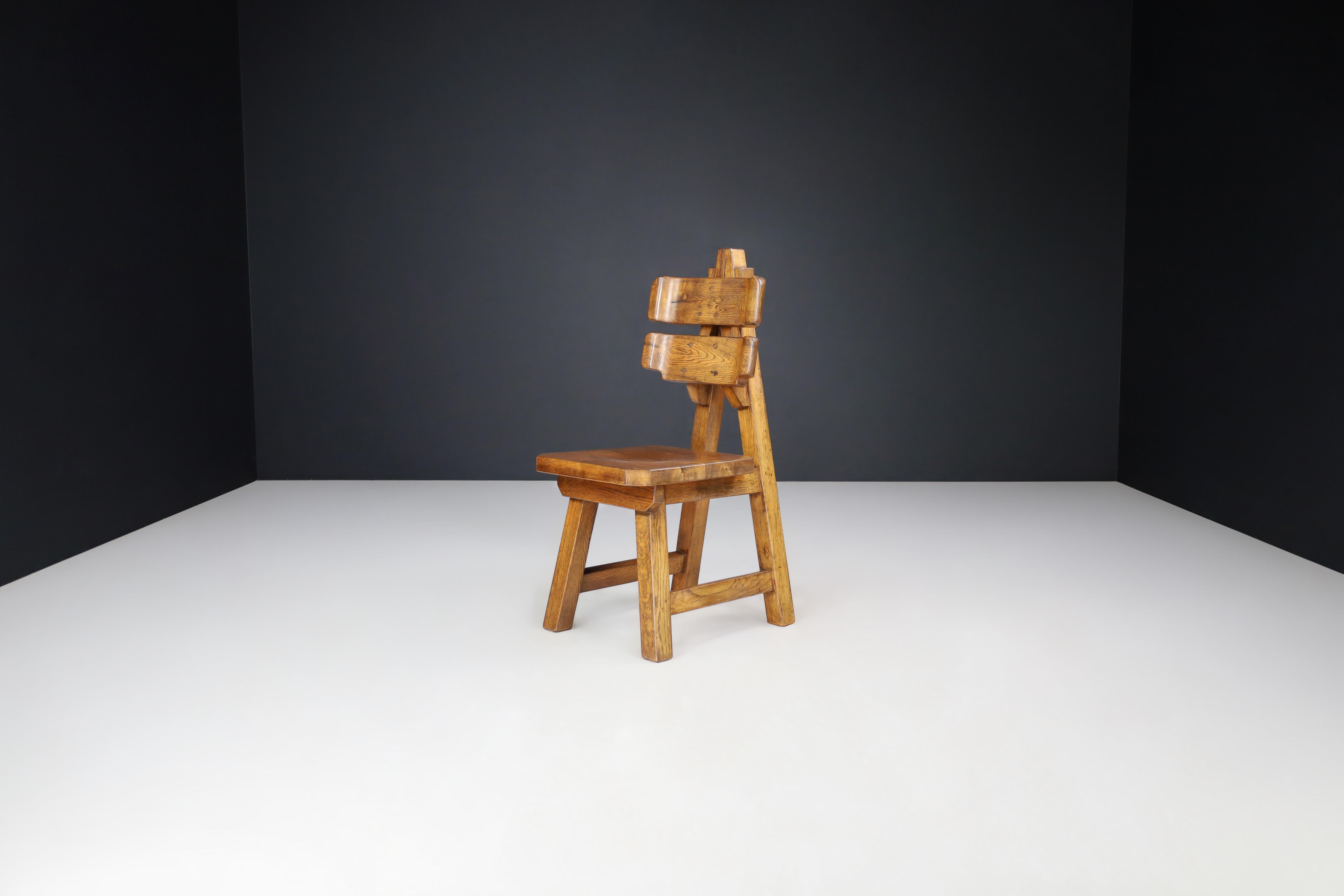 Skulpturaler Satz von acht brutalistischen Esszimmerstühlen aus massiver Eiche, Frankreich, 1960er Jahre   im Zustand „Gut“ im Angebot in Almelo, NL
