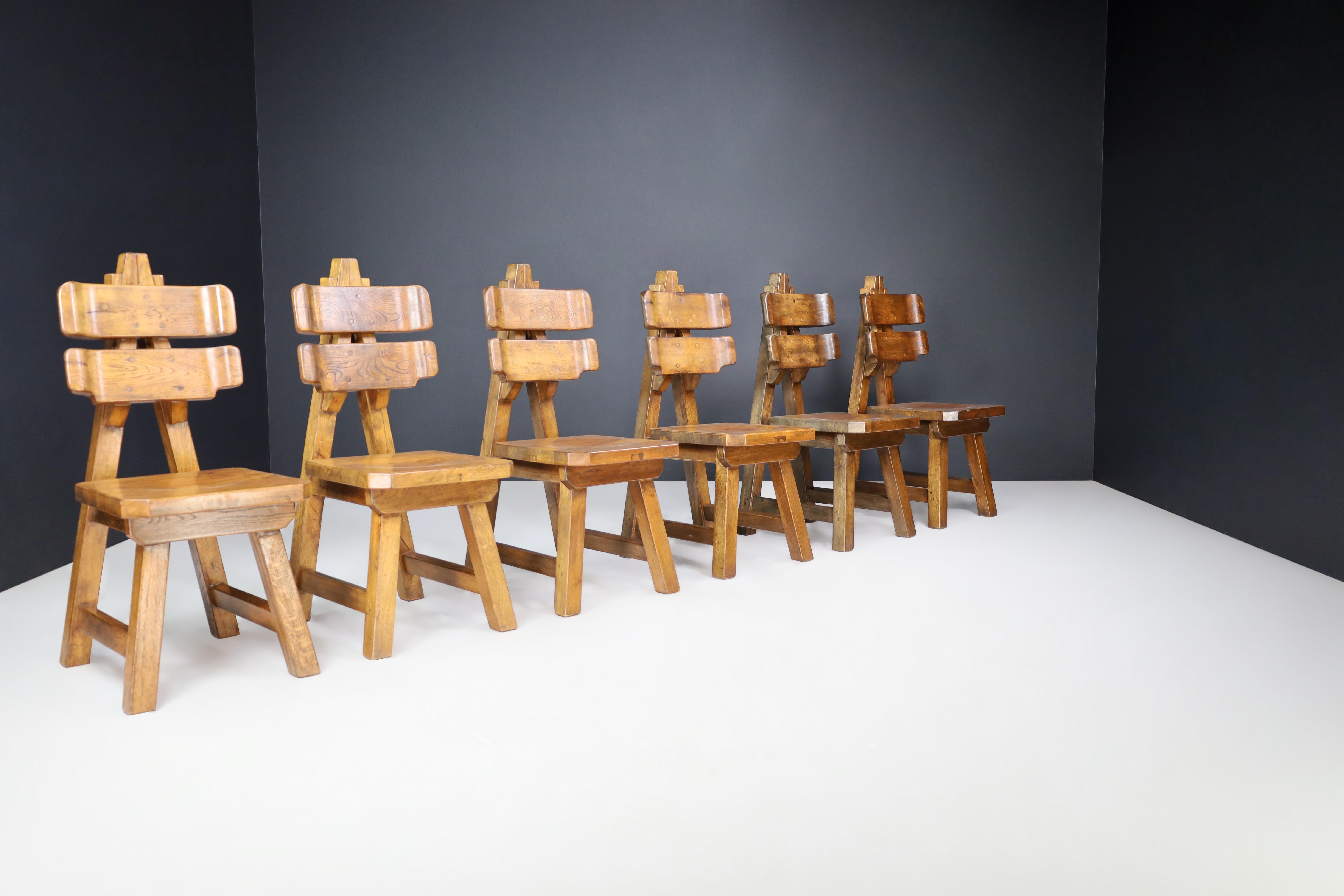 Sculptural Set of Eight Brutalist Dining Chairs in Solid Oak, France, 1960s   For Sale 4