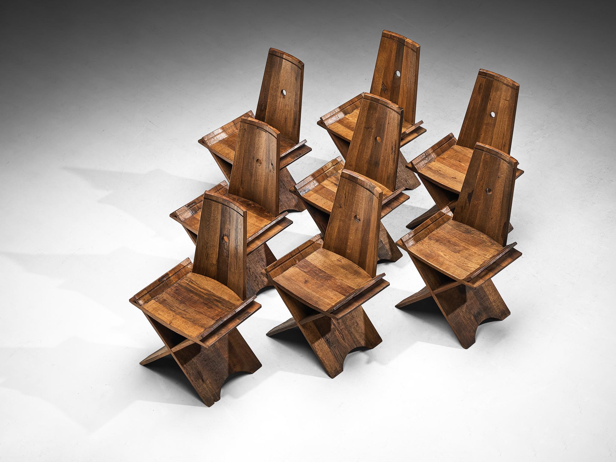 Skulpturaler Satz von acht Esszimmerstühlen aus Eiche mit Eisenakzenten  im Angebot 1