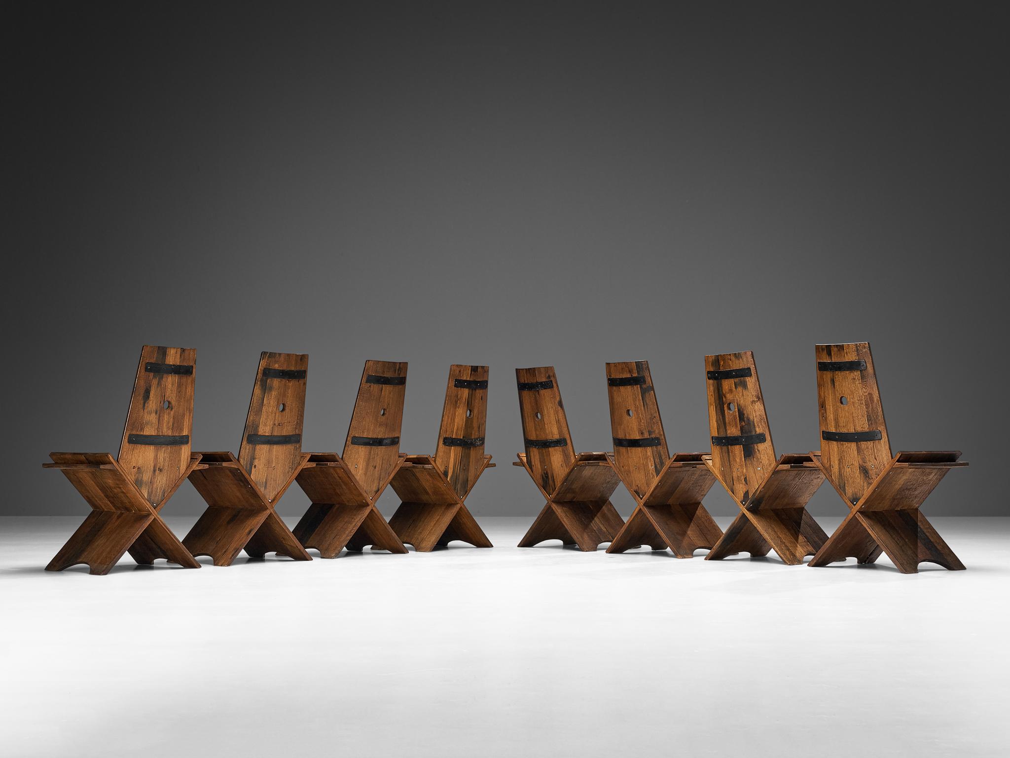 Skulpturaler Satz von acht Esszimmerstühlen aus Eiche mit Eisenakzenten  im Angebot 2