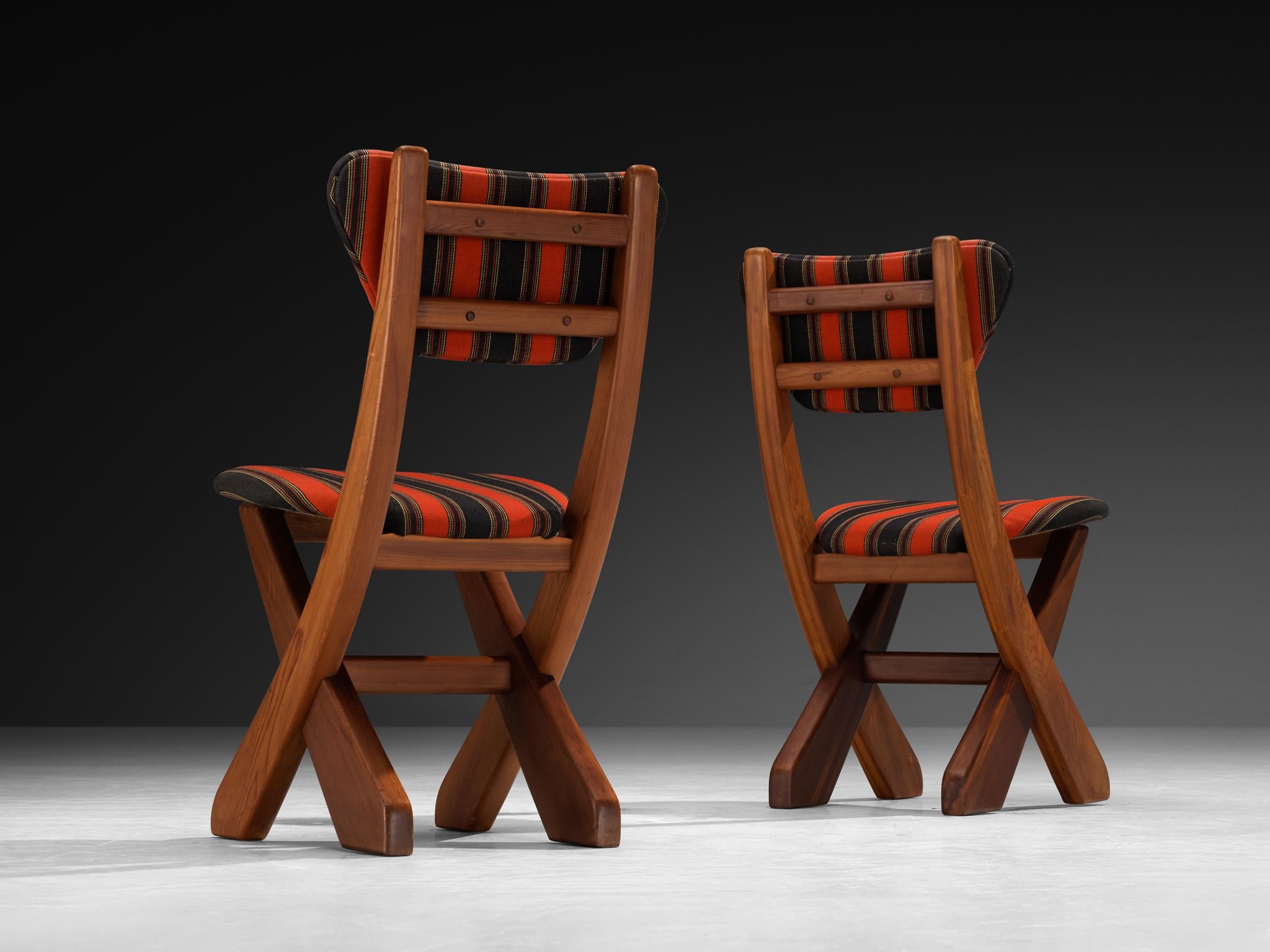 Scandinavo moderno Set scultoreo di quattro sedie da pranzo danesi in pino dell'Oregon in vendita