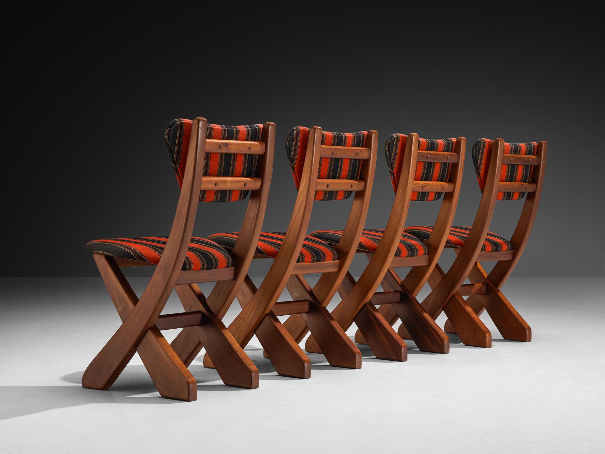 Danese Set scultoreo di quattro sedie da pranzo danesi in pino dell'Oregon in vendita
