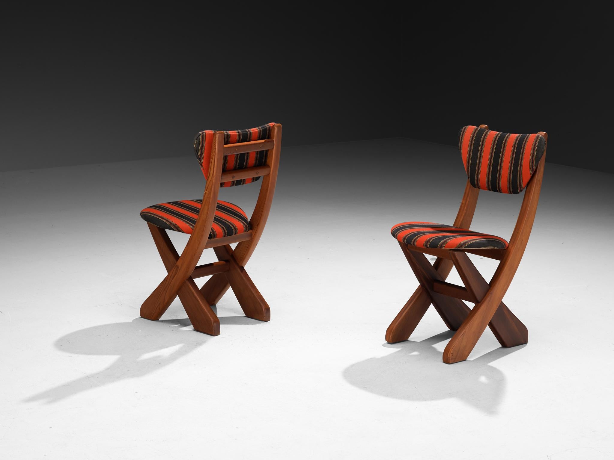 Set scultoreo di quattro sedie da pranzo danesi in pino dell'Oregon in vendita 2