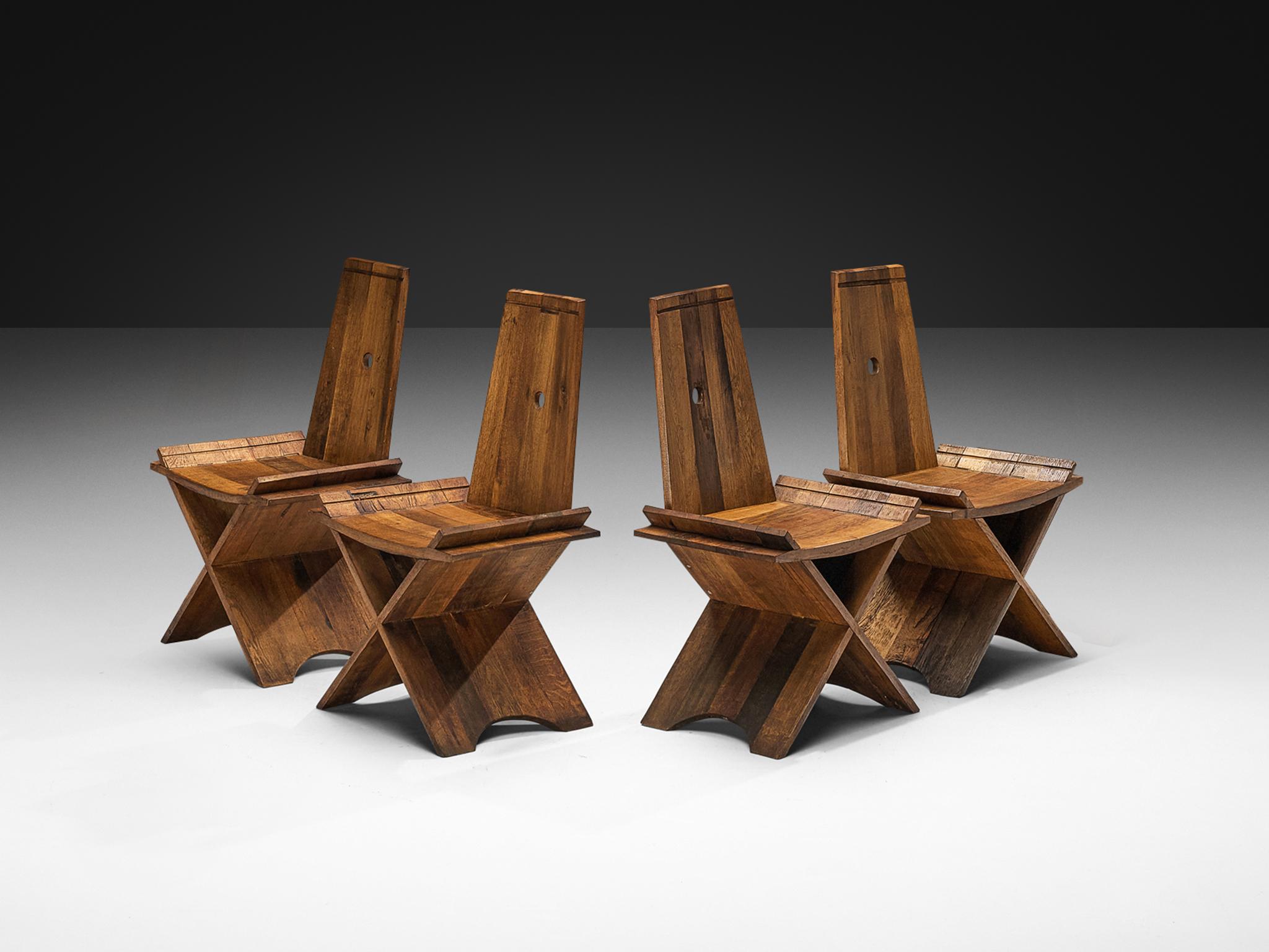 Set di quattro sedie da pranzo, Oak, ferro, Europa, anni '70

Queste sedie esemplificano una sintesi armoniosa, unendo senza soluzione di continuità la robustezza insita nello stile brutalista con la sobria semplicità caratteristica del design
