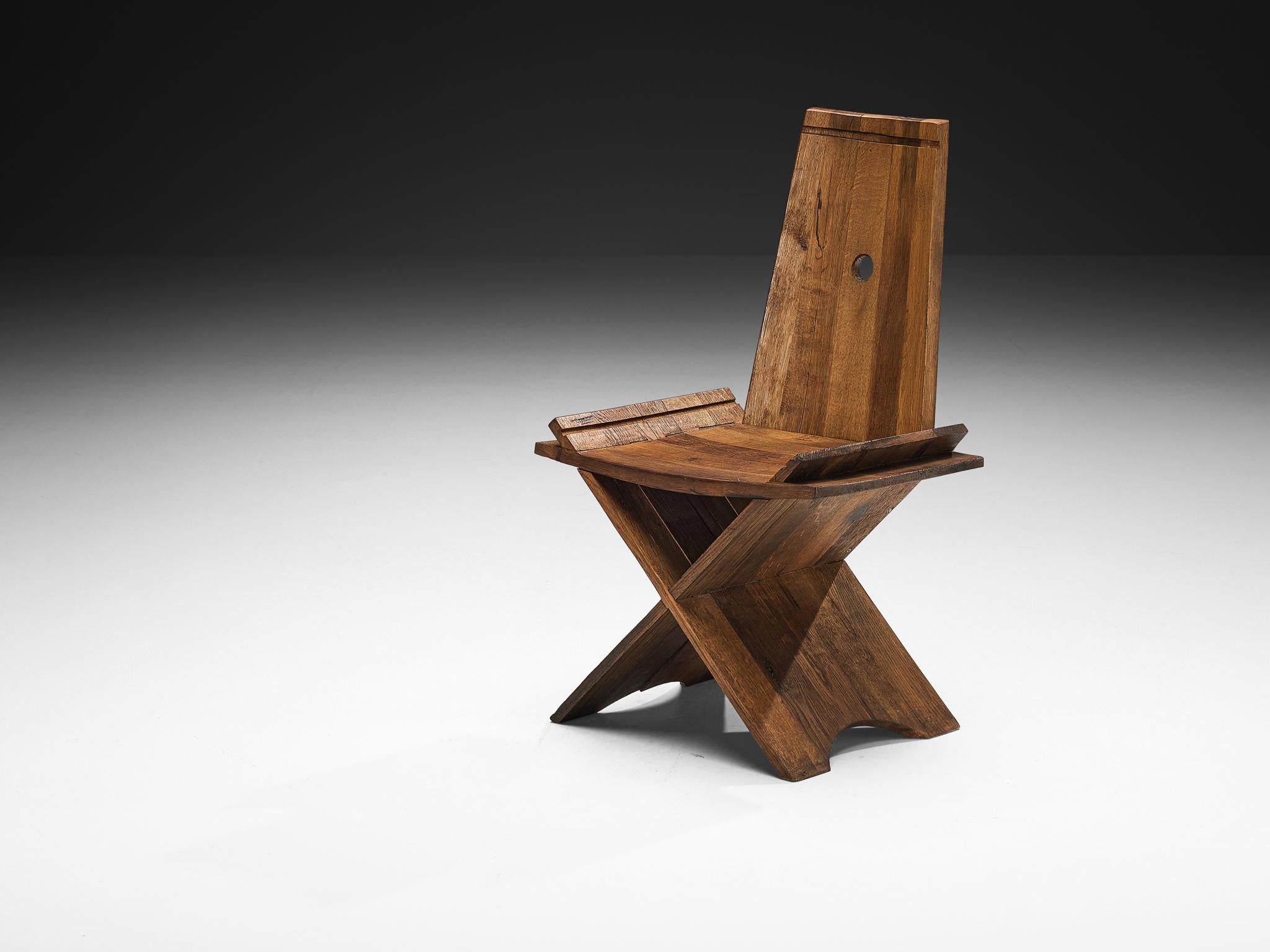 Europeo Set di quattro sedie da pranzo scultoree in Oak con accenti in ferro in vendita