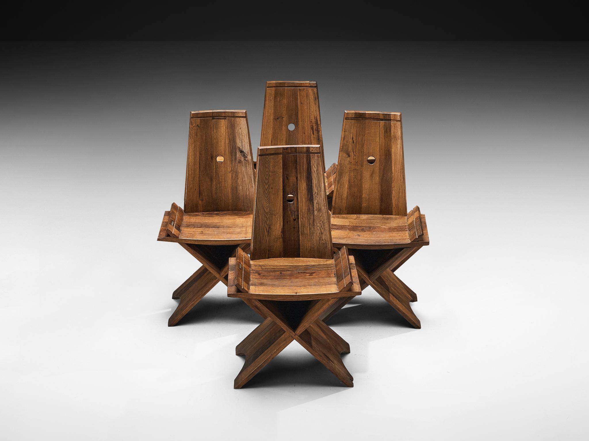 Fine XX secolo Set di quattro sedie da pranzo scultoree in Oak con accenti in ferro in vendita