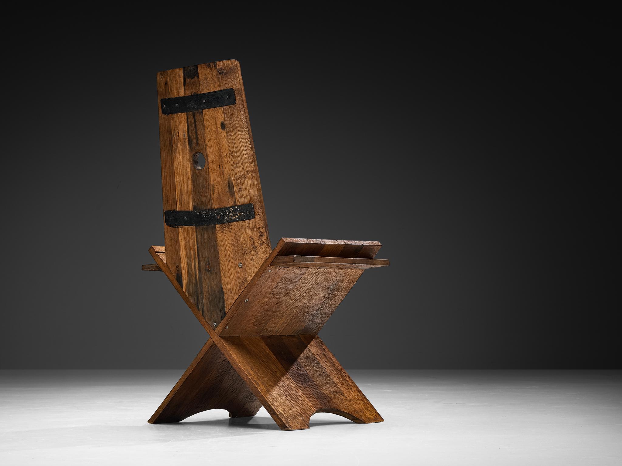 Set di quattro sedie da pranzo scultoree in Oak con accenti in ferro in vendita 2