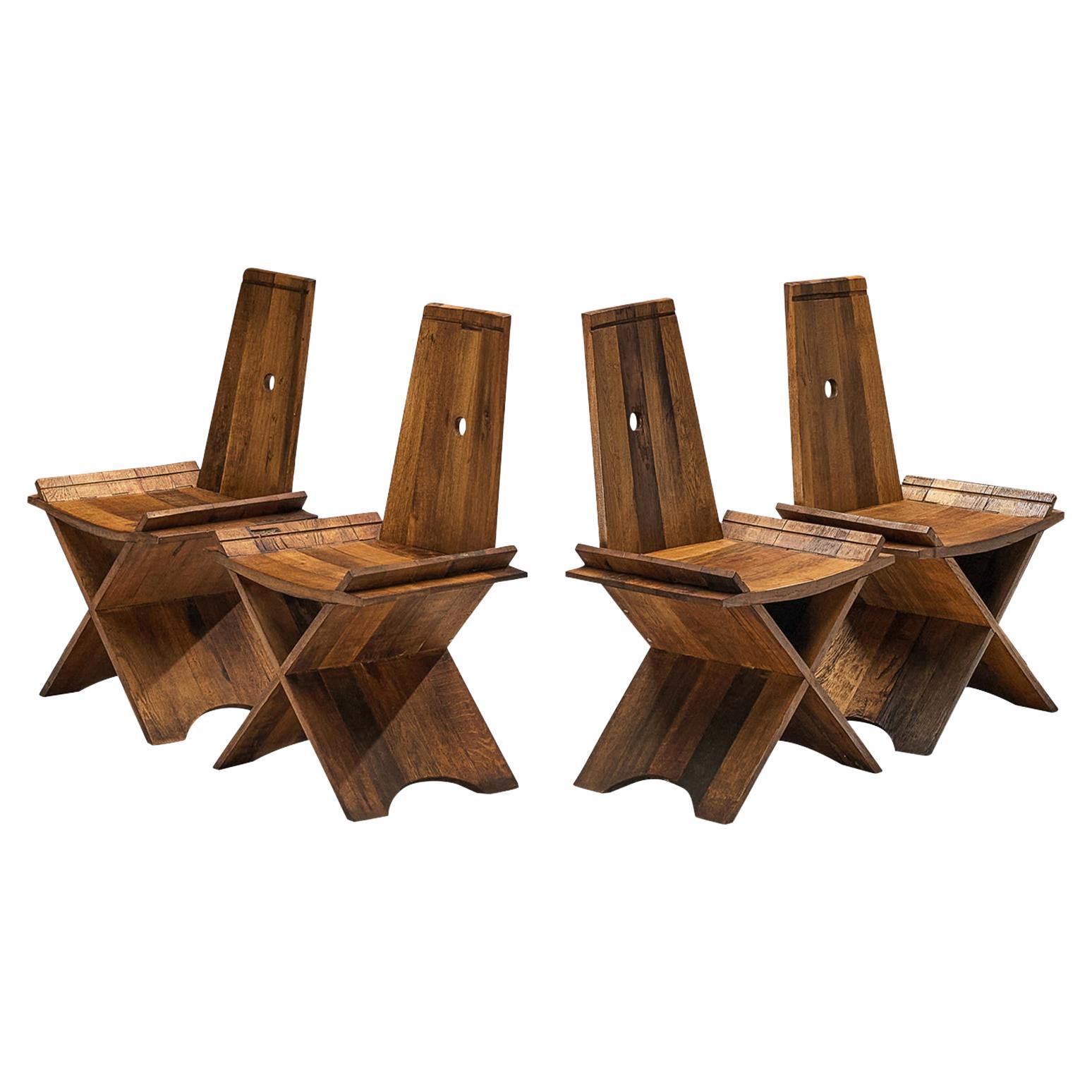 Set di quattro sedie da pranzo scultoree in Oak con accenti in ferro in vendita