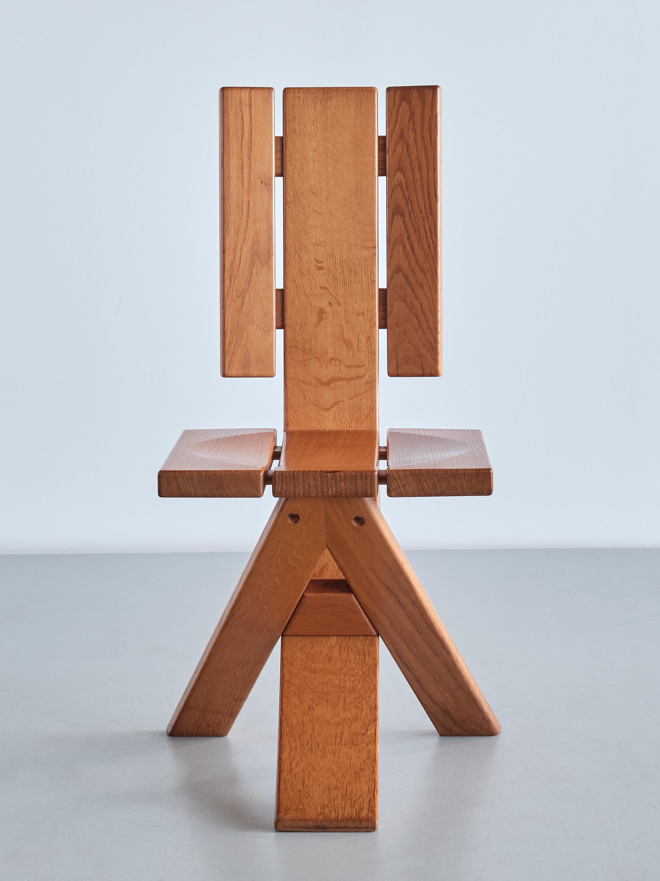 Fin du 20e siècle Ensemble sculptural de quatre chaises de salle à manger Ebénisterie Seltz en chêne, France, années 1970 en vente