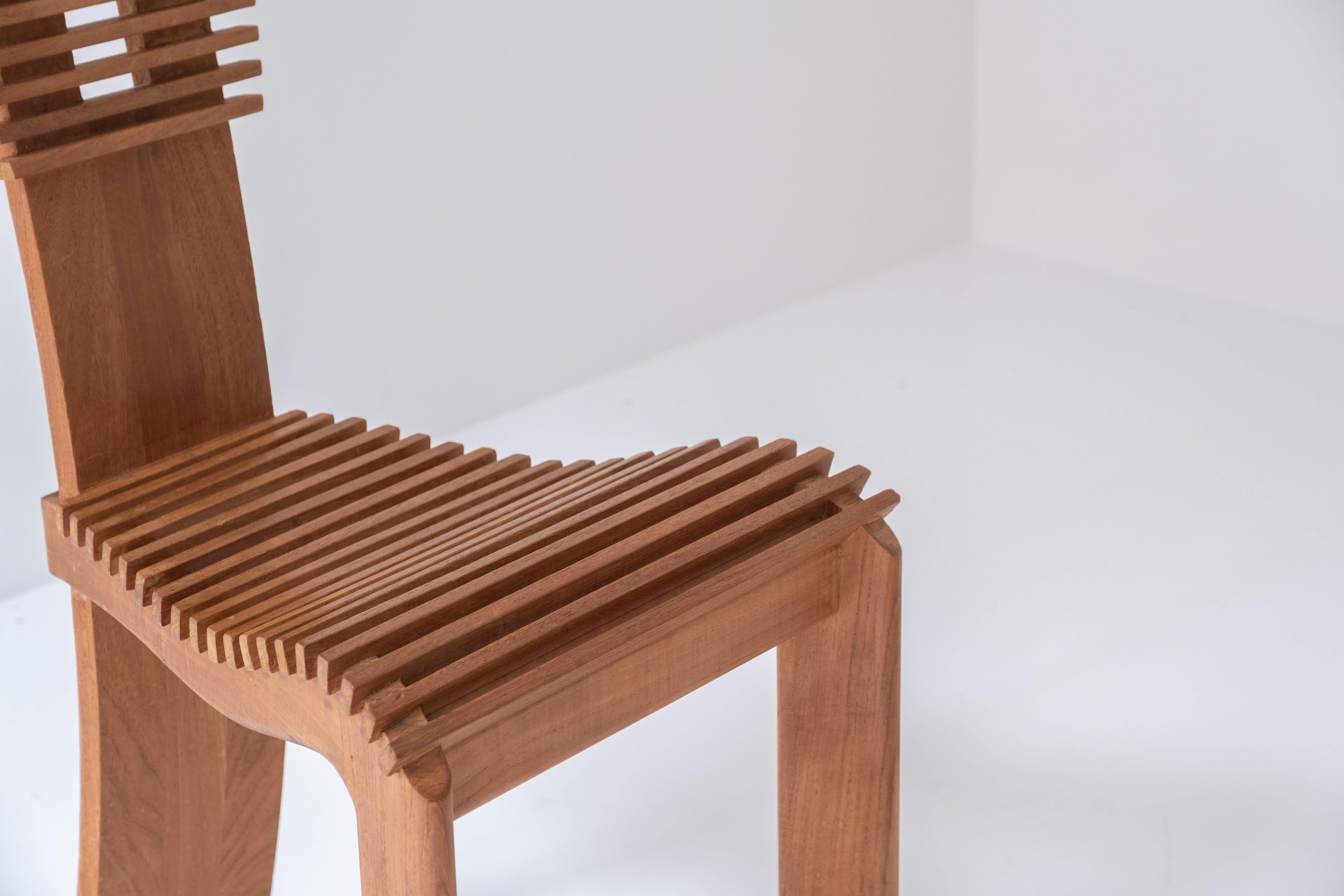 Ensemble sculptural de quatre chaises de salle à manger à dossier haut des années 1960 3