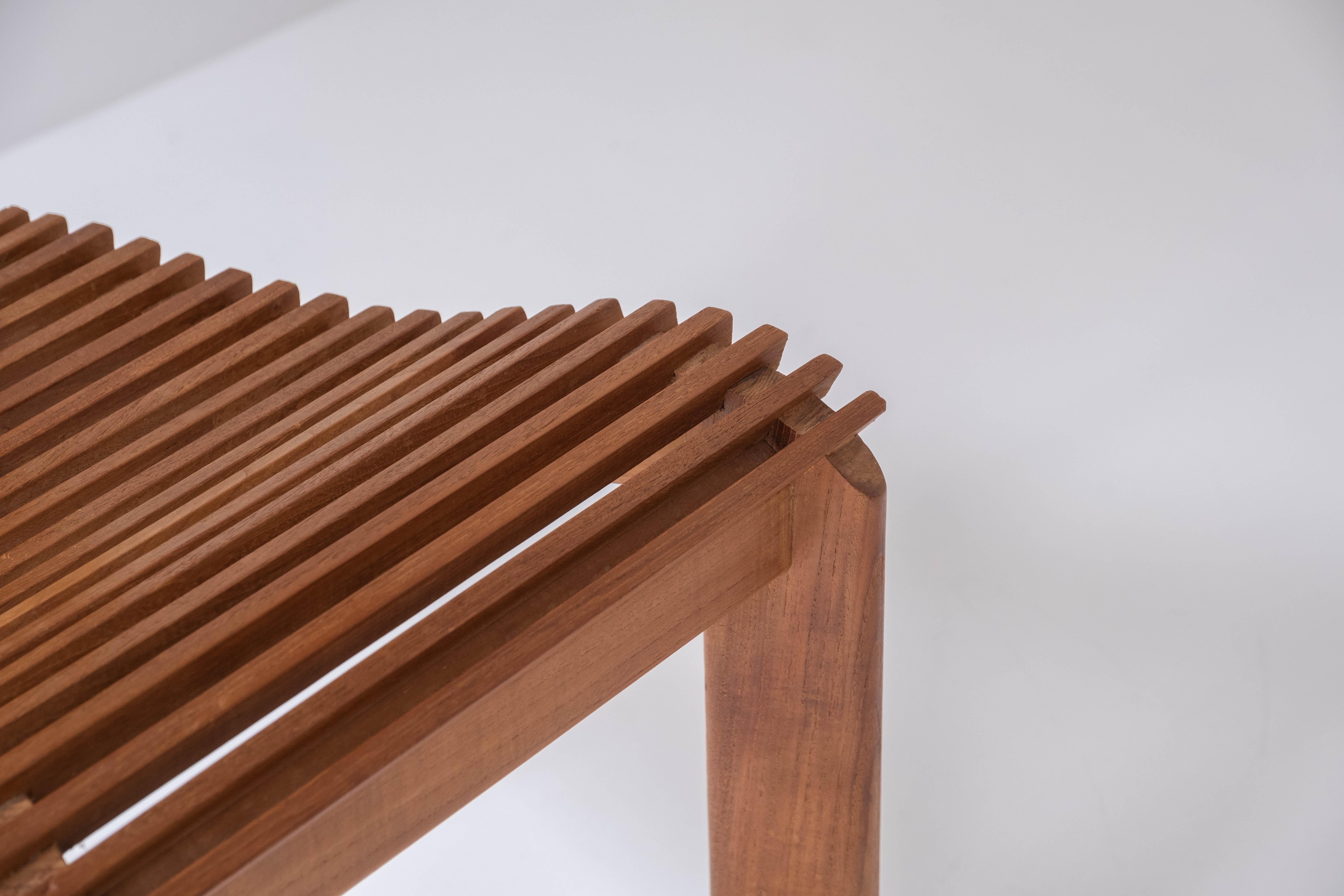 Ensemble sculptural de quatre chaises de salle à manger à dossier haut des années 1960 4