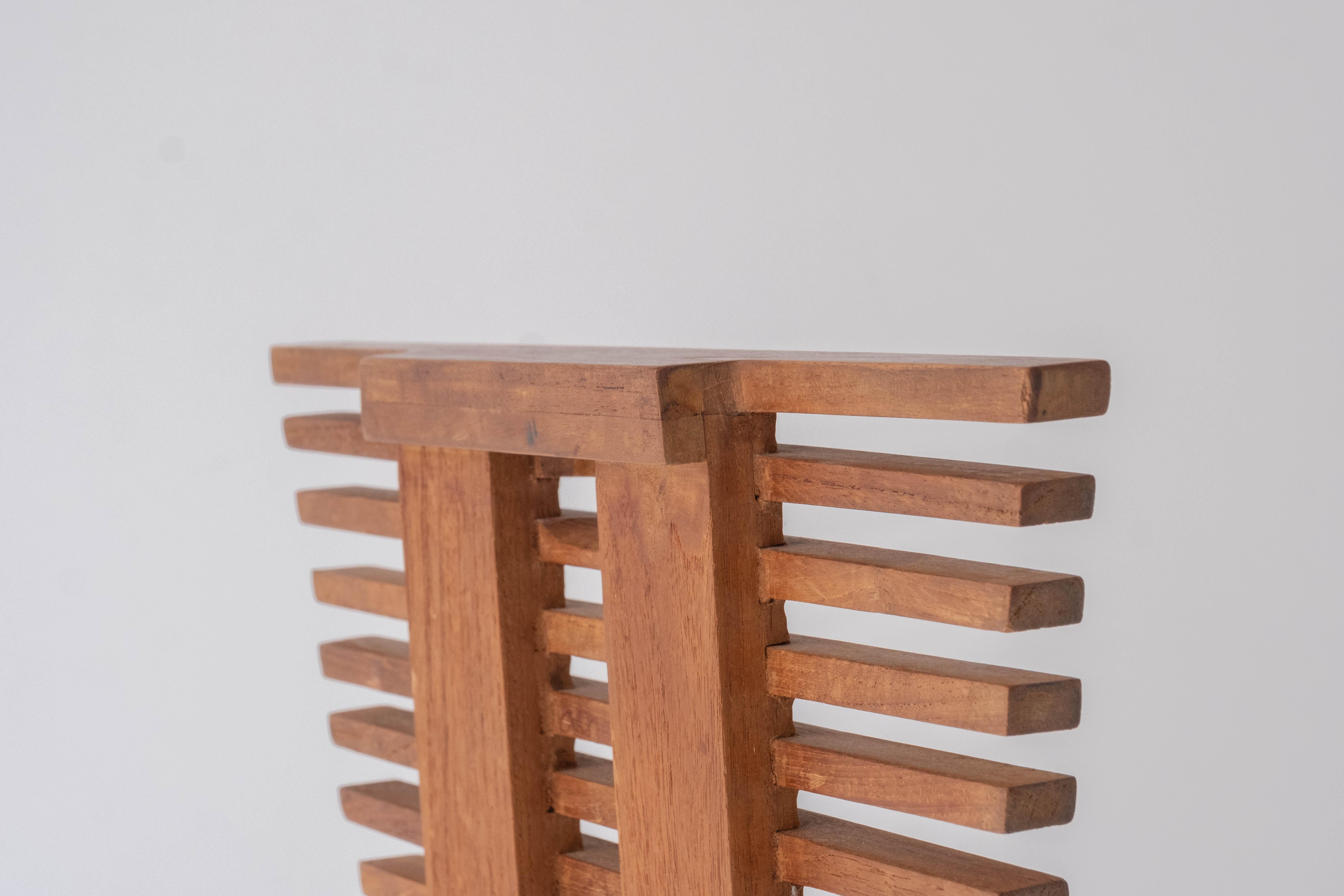 Ensemble sculptural de quatre chaises de salle à manger à dossier haut des années 1960 5