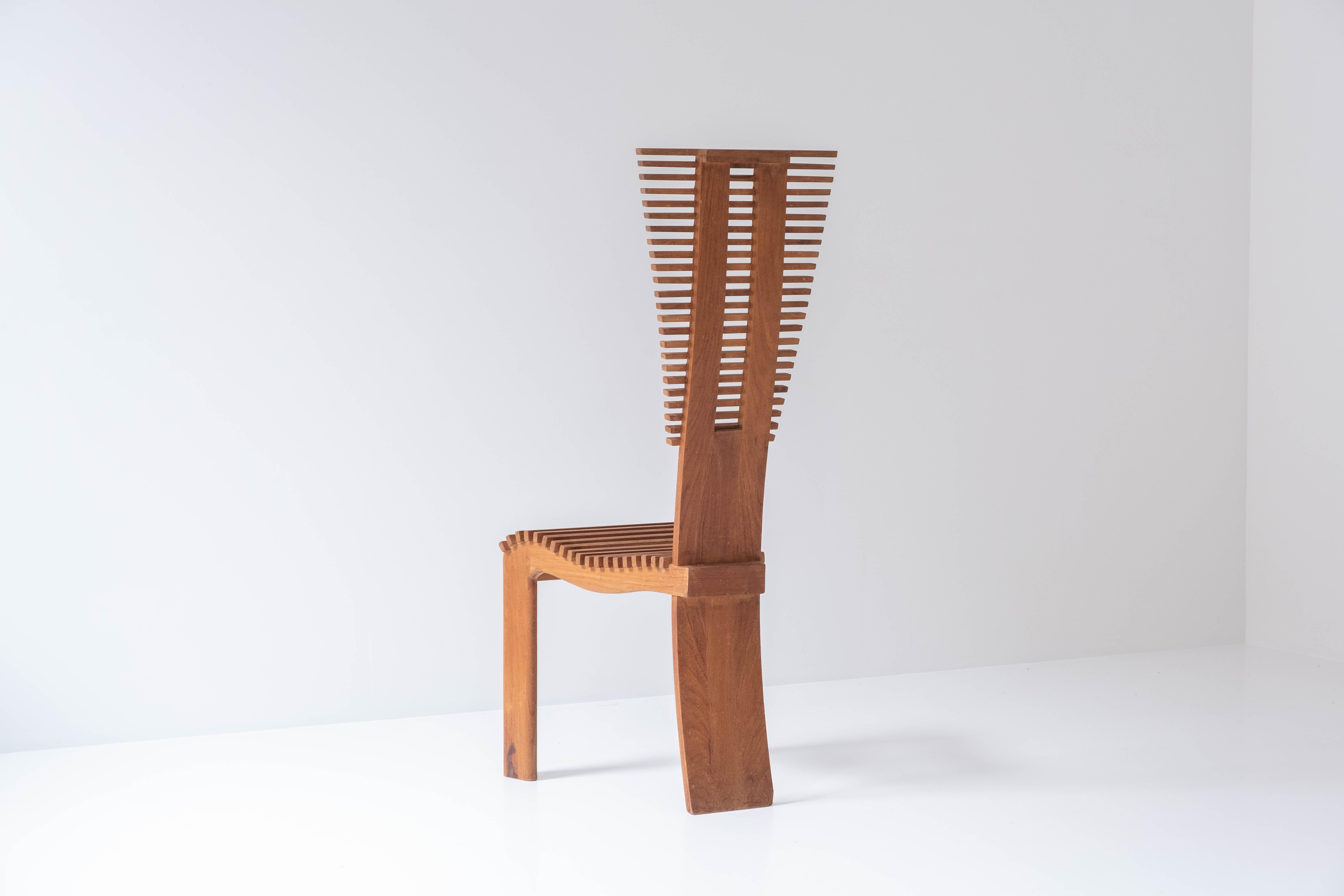 Wunderschönes Set aus vier Hochlehner-Esszimmerstühlen aus den 1960er Jahren. Diese skulpturalen Stühle sind aus Teakholz gefertigt. Die Silhouette und der Rhythmus der Linien machen es zu einem sehr interessanten und ästhetischen Set. Einige
