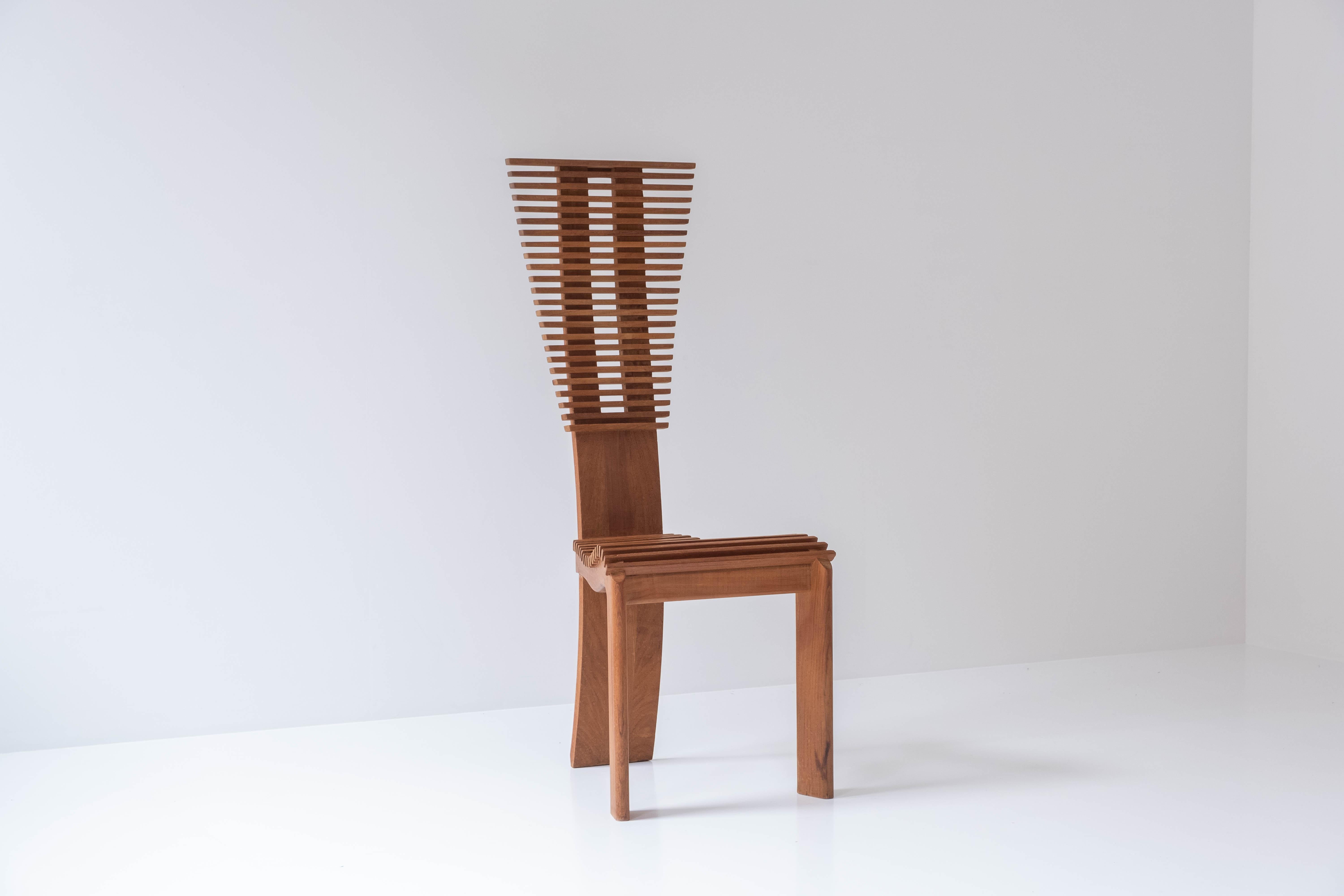 Skulpturaler Satz von vier Esszimmerstühlen mit hoher Rückenlehne aus den 1960er Jahren (Moderne der Mitte des Jahrhunderts) im Angebot