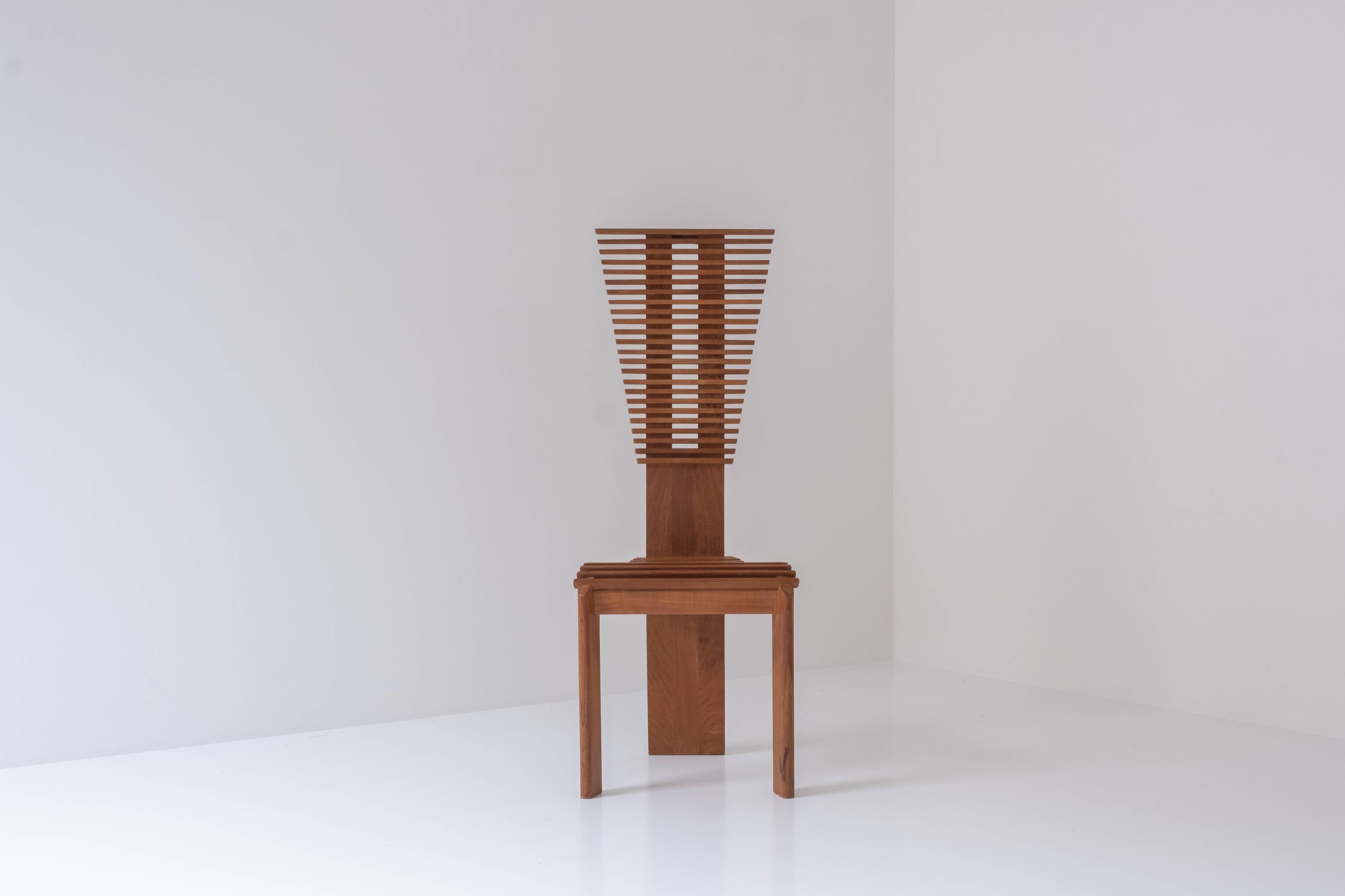 Skulpturaler Satz von vier Esszimmerstühlen mit hoher Rückenlehne aus den 1960er Jahren (Teakholz) im Angebot