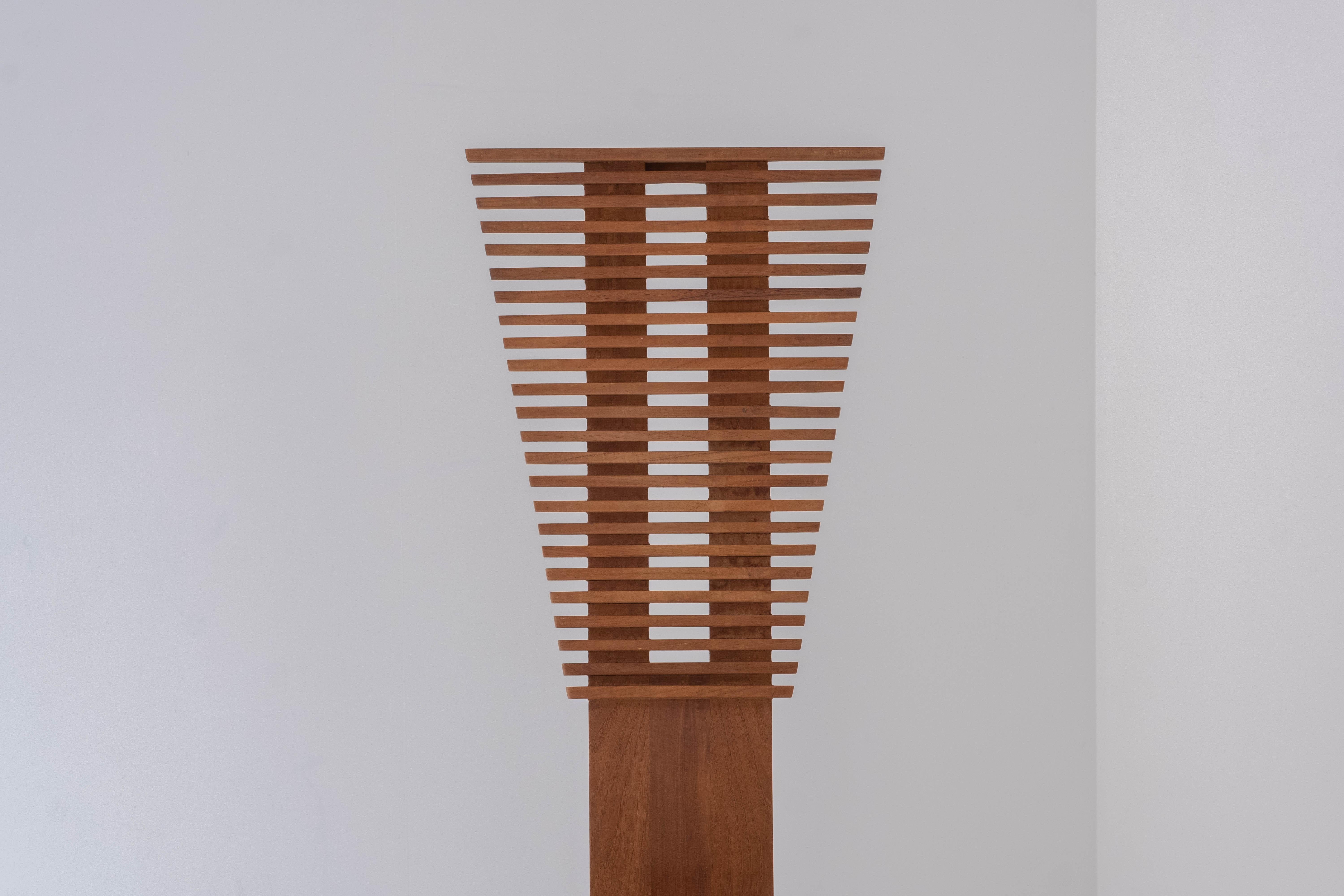 Skulpturaler Satz von vier Esszimmerstühlen mit hoher Rückenlehne aus den 1960er Jahren im Angebot 1