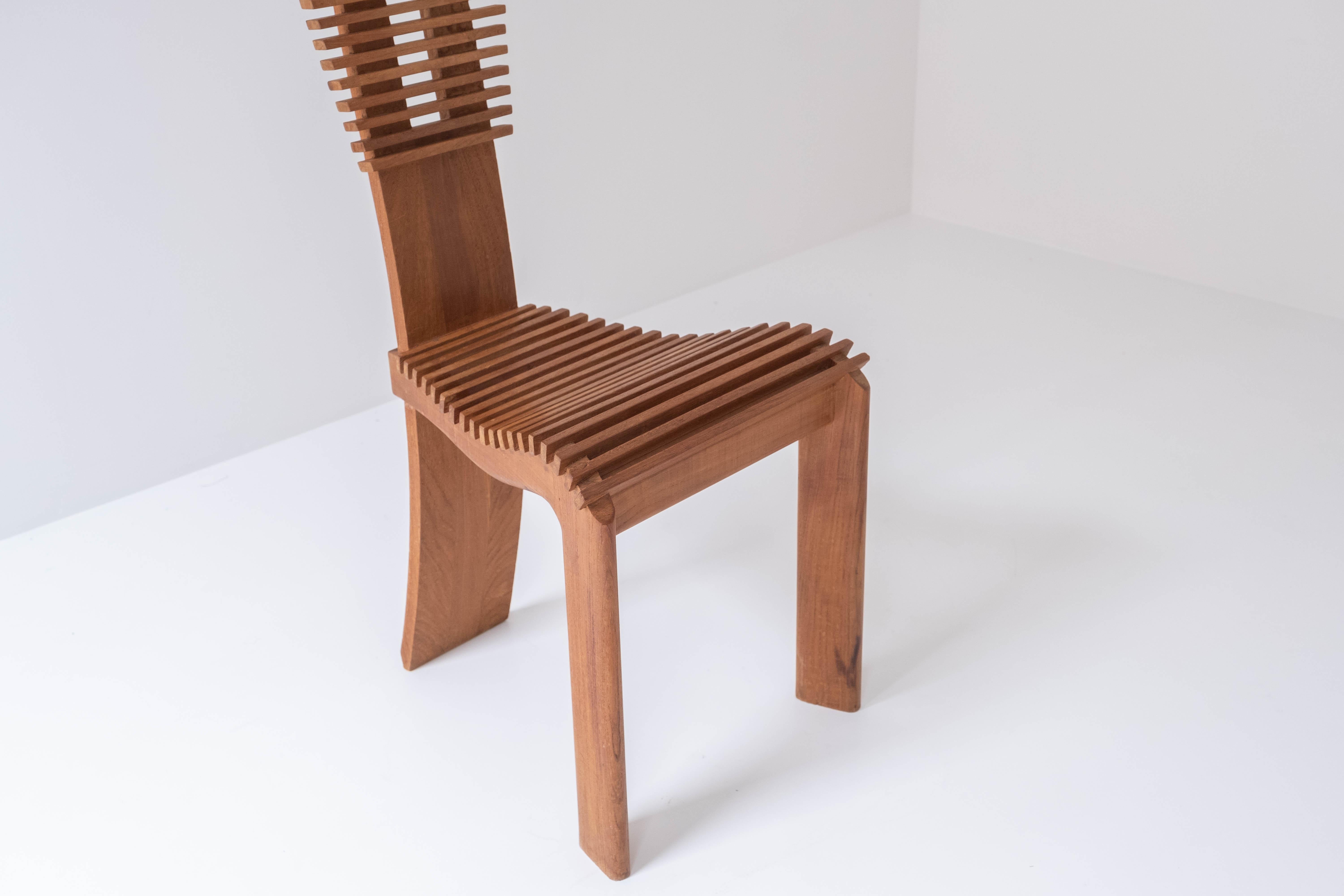 Ensemble sculptural de quatre chaises de salle à manger à dossier haut des années 1960 2