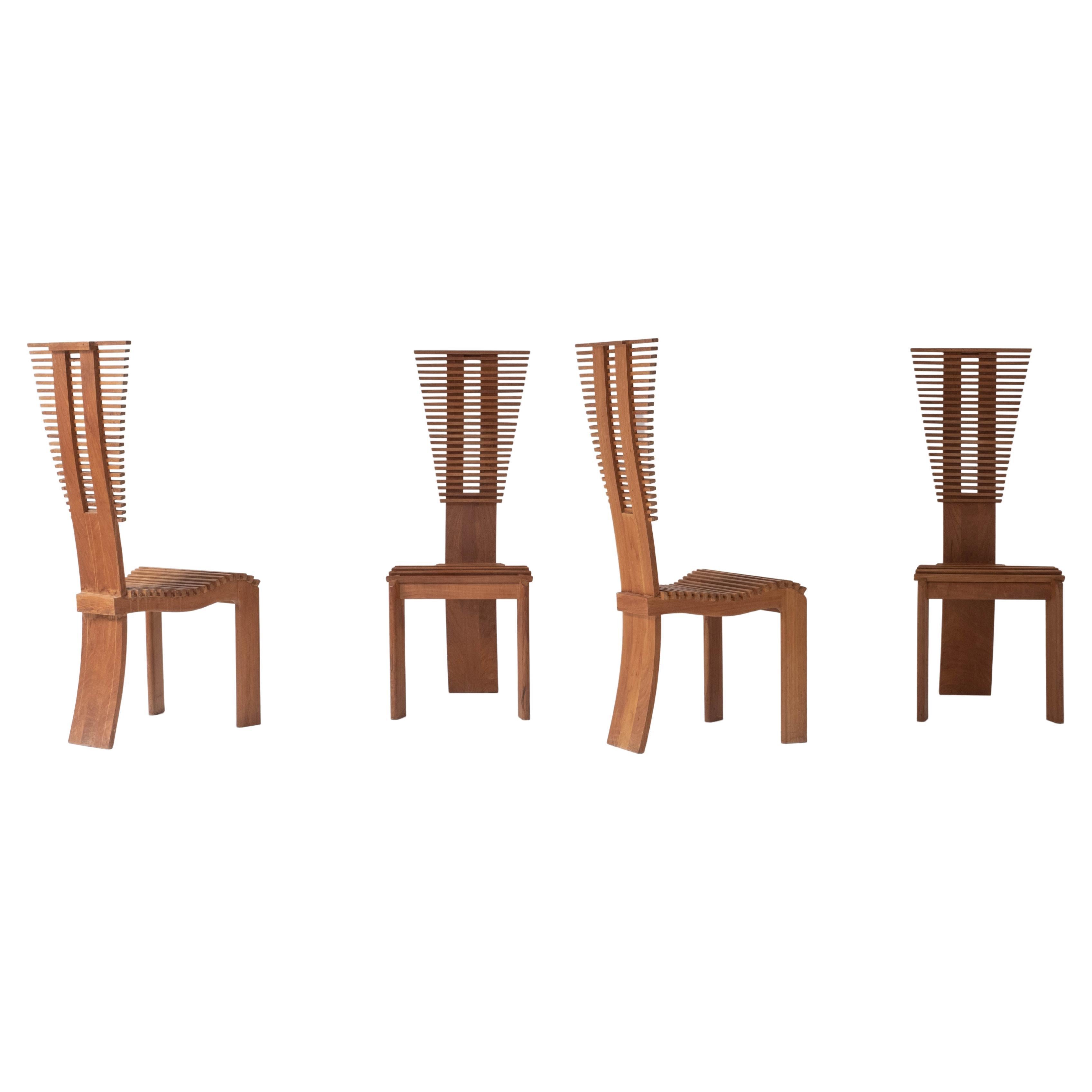 Skulpturaler Satz von vier Esszimmerstühlen mit hoher Rückenlehne aus den 1960er Jahren im Angebot