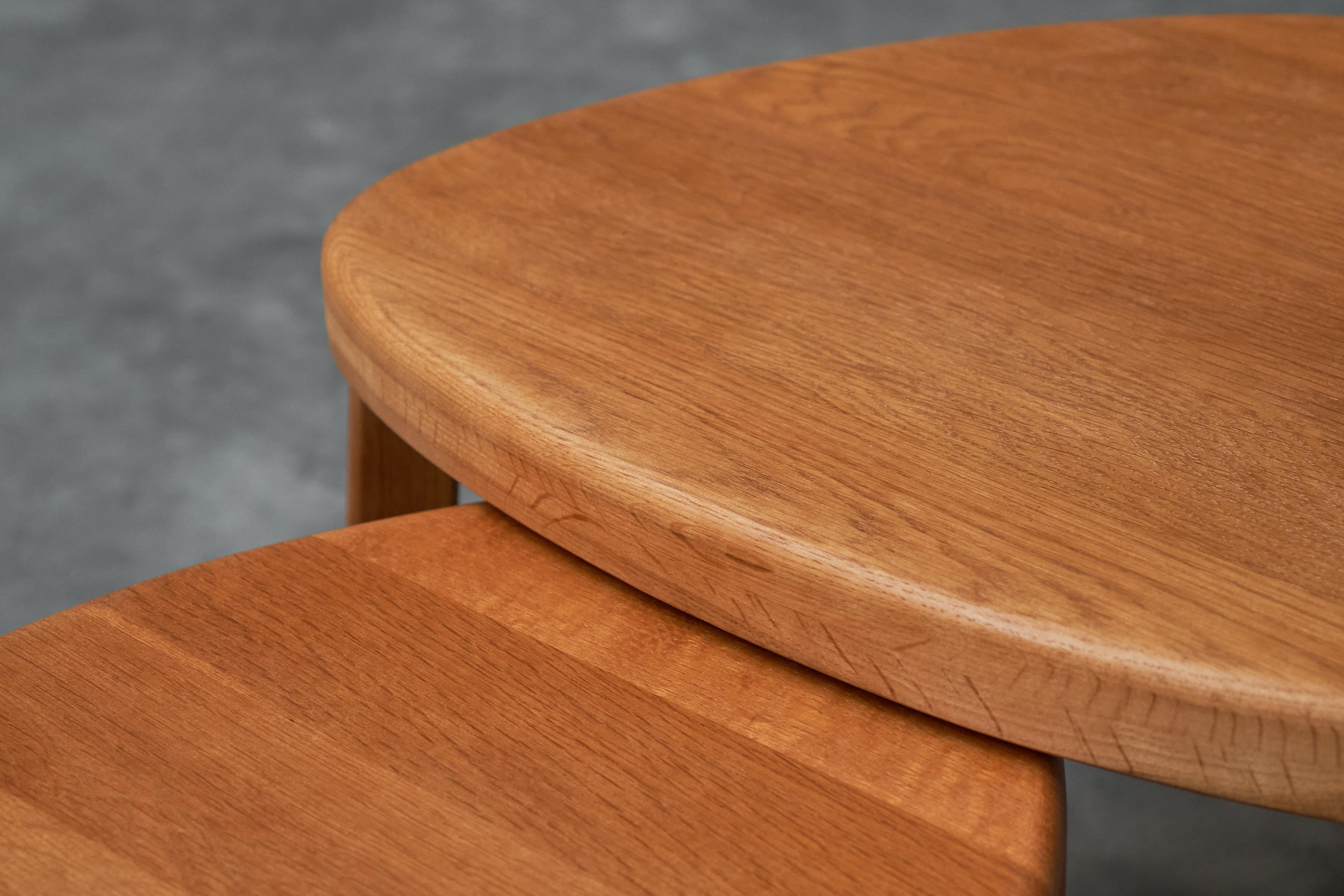 Ensemble sculptural de tables gigognes en chêne massif des années 1970 en vente 2