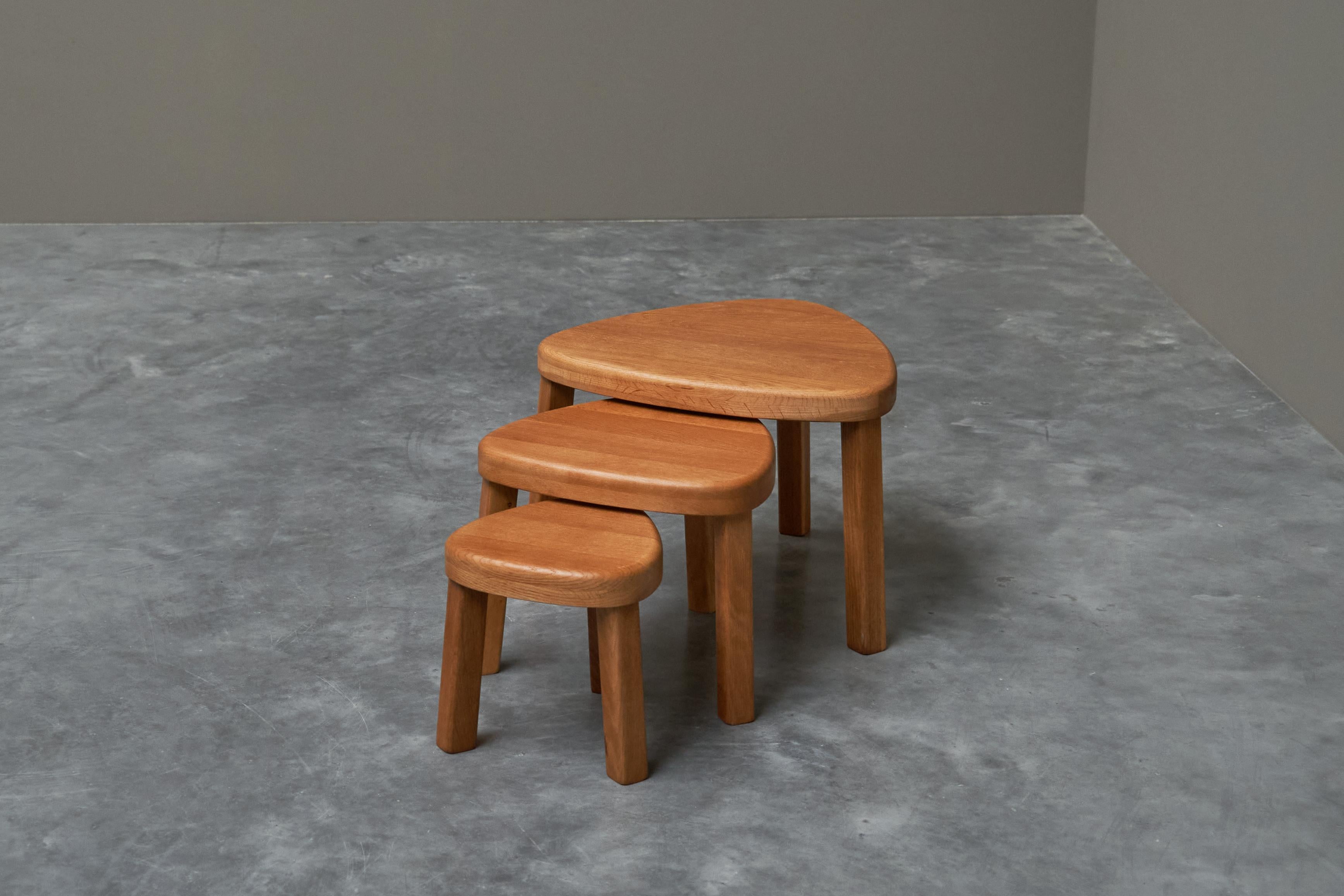 Ensemble sculptural de tables gigognes en chêne massif des années 1970 en vente 3