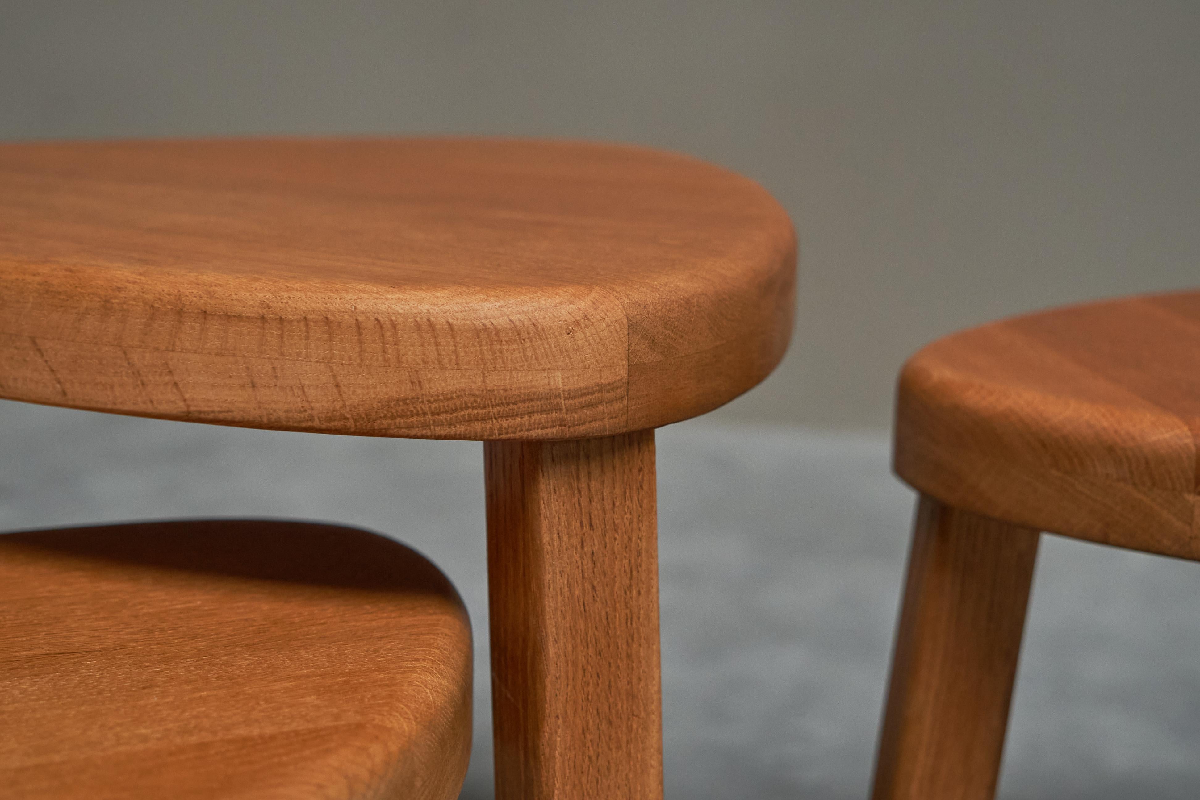 Ensemble sculptural de tables gigognes en chêne massif des années 1970 en vente 4