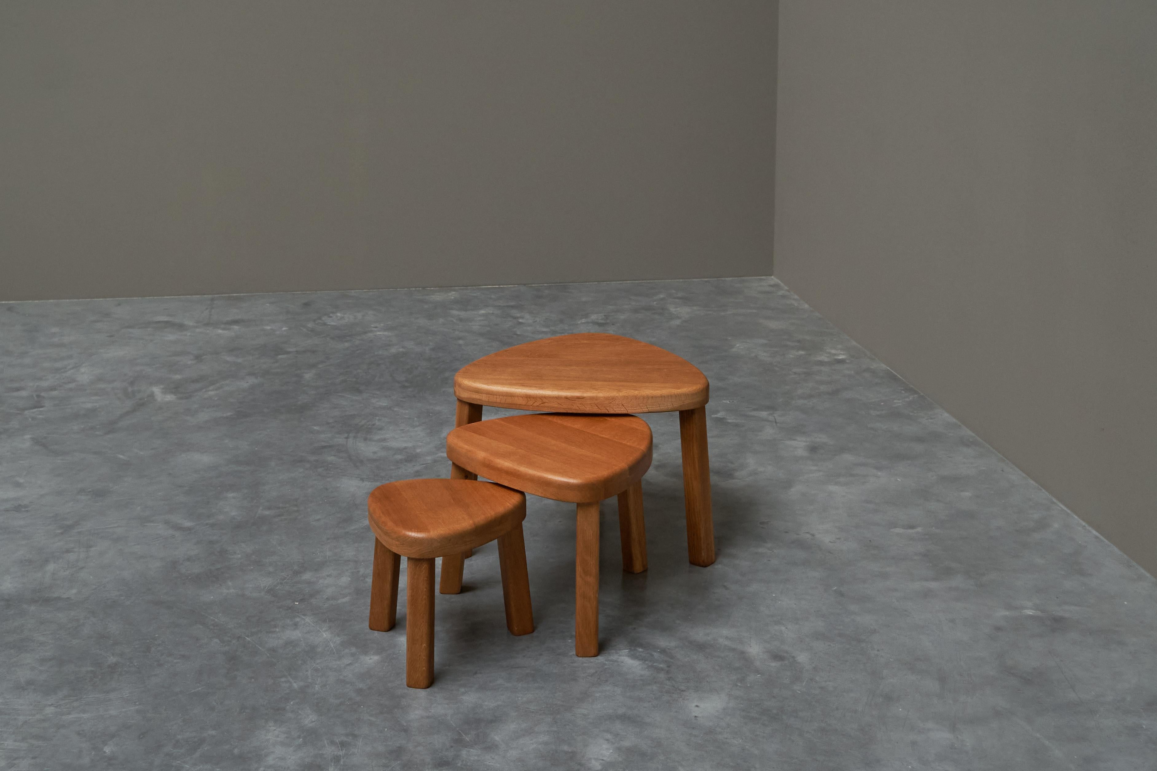 Mid-Century Modern Ensemble sculptural de tables gigognes en chêne massif des années 1970 en vente