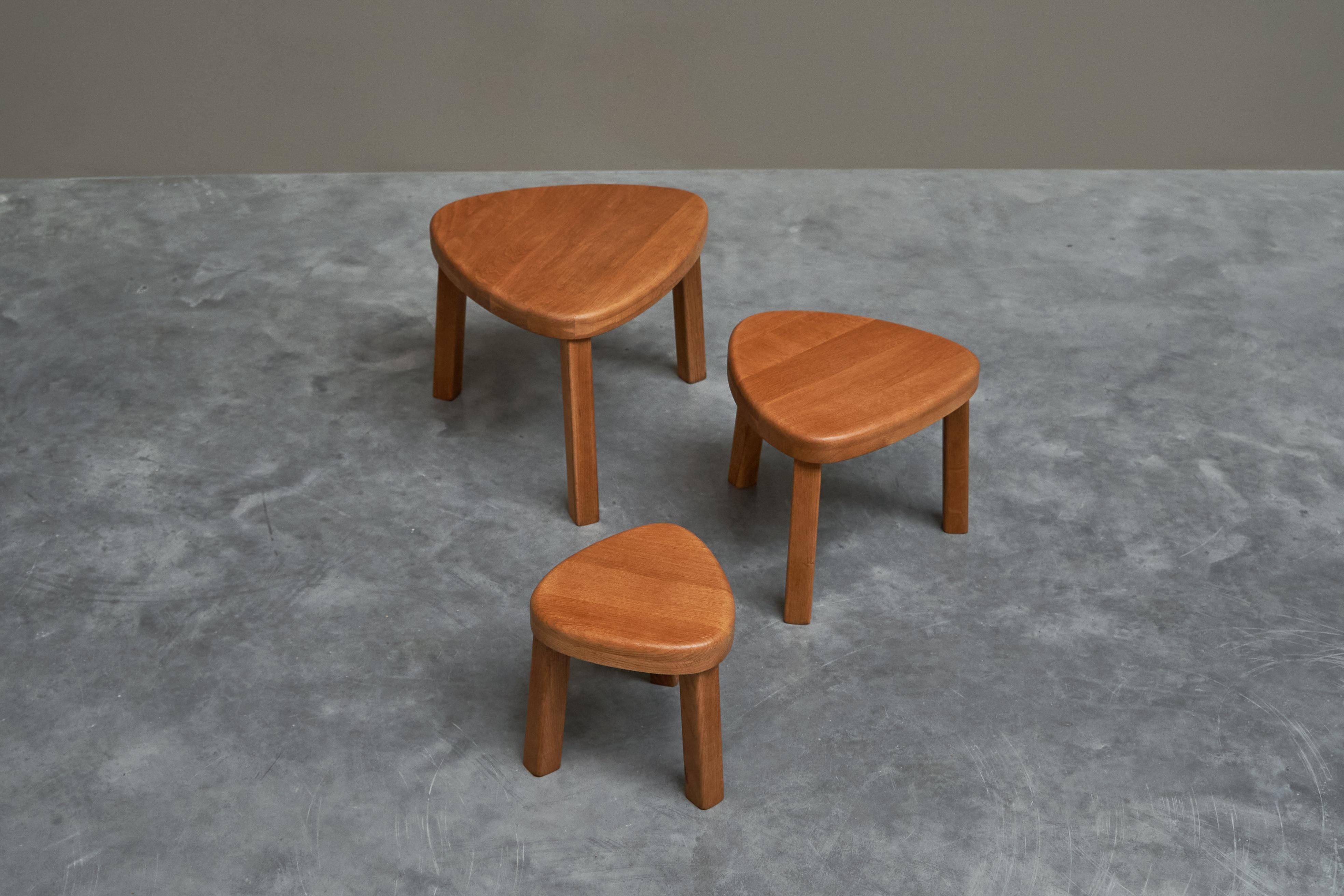 Français Ensemble sculptural de tables gigognes en chêne massif des années 1970 en vente