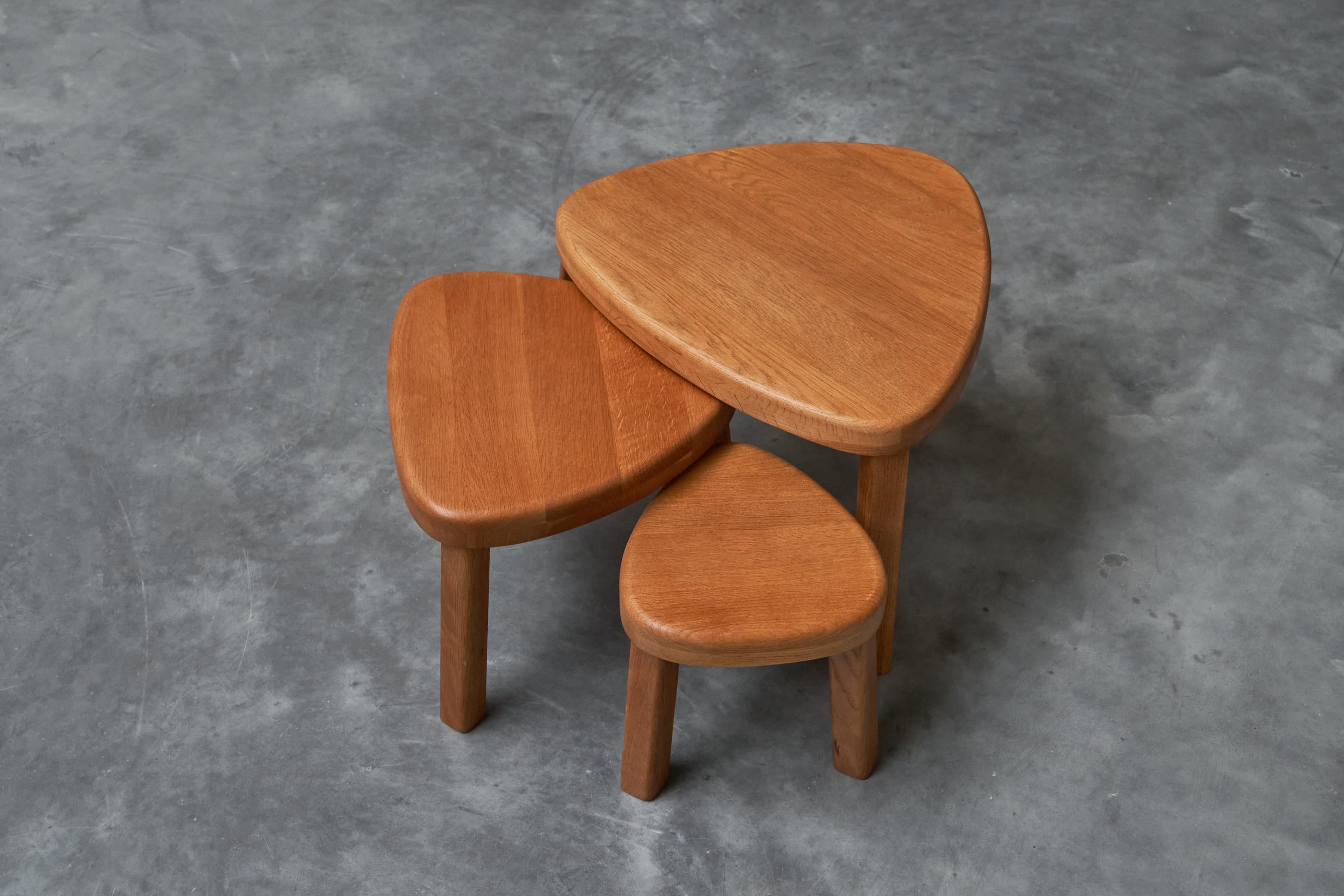 Fait main Ensemble sculptural de tables gigognes en chêne massif des années 1970 en vente