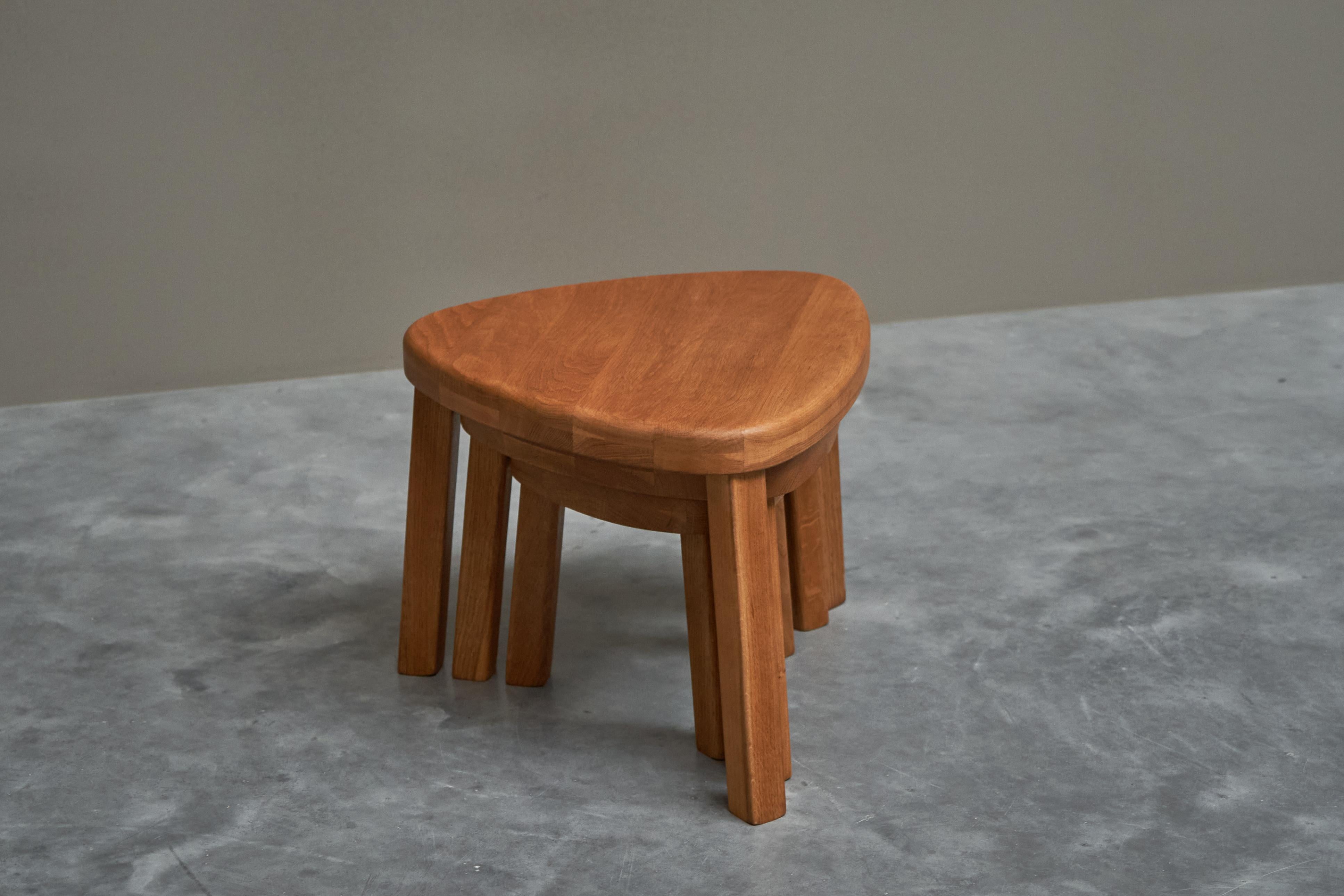 Ensemble sculptural de tables gigognes en chêne massif des années 1970 Bon état - En vente à Meer, VAN