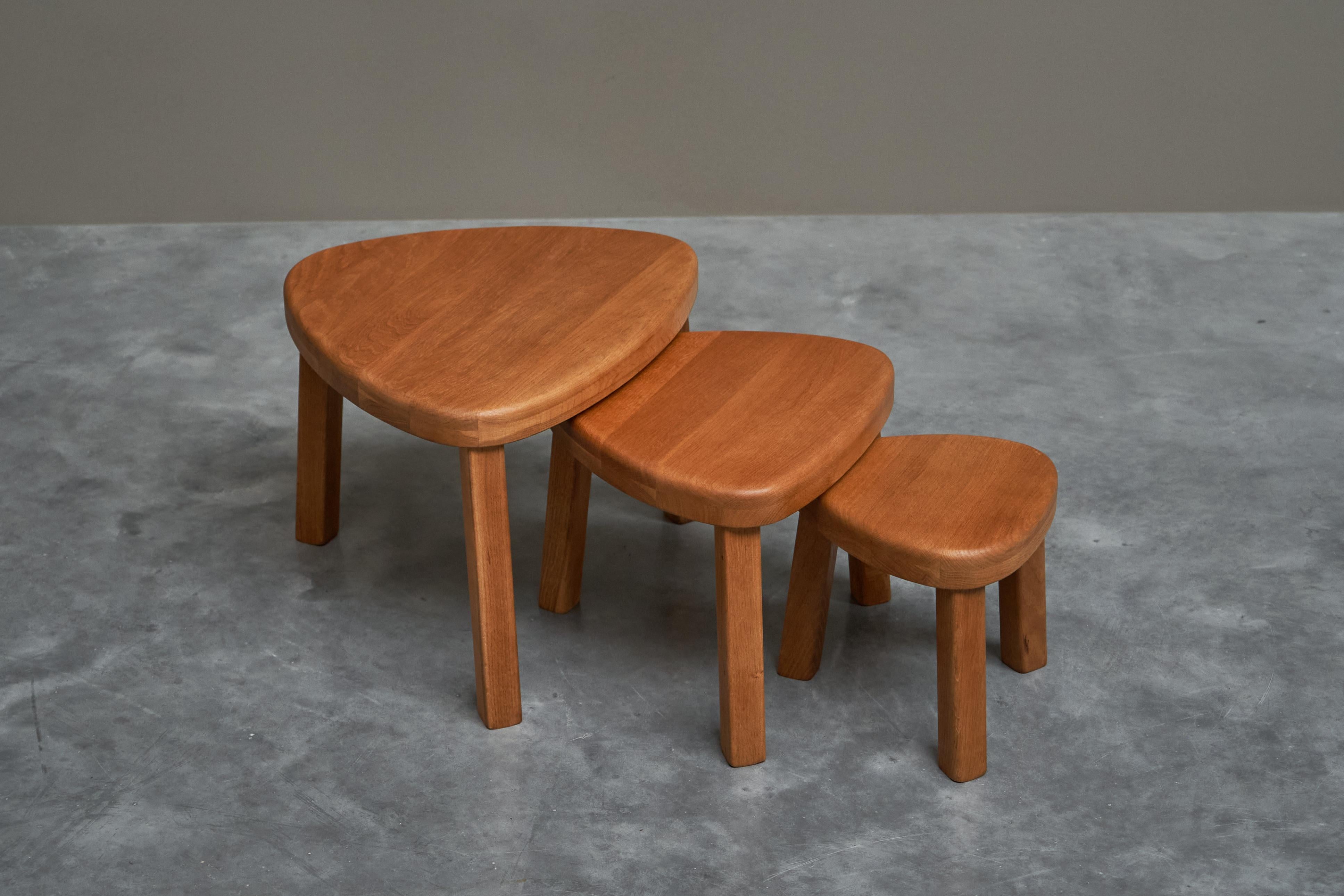 Chêne Ensemble sculptural de tables gigognes en chêne massif des années 1970 en vente