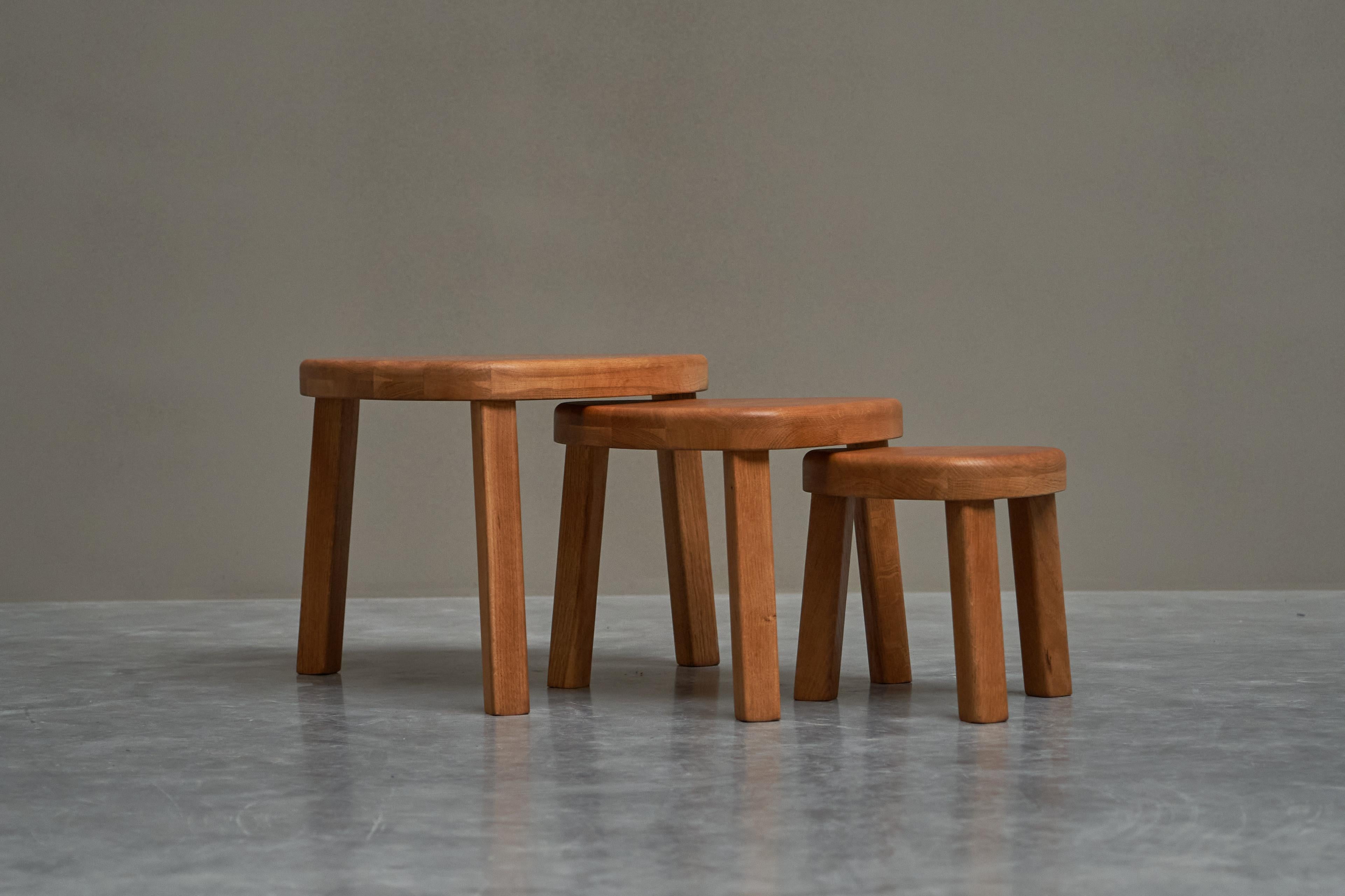 Ensemble sculptural de tables gigognes en chêne massif des années 1970 en vente 1