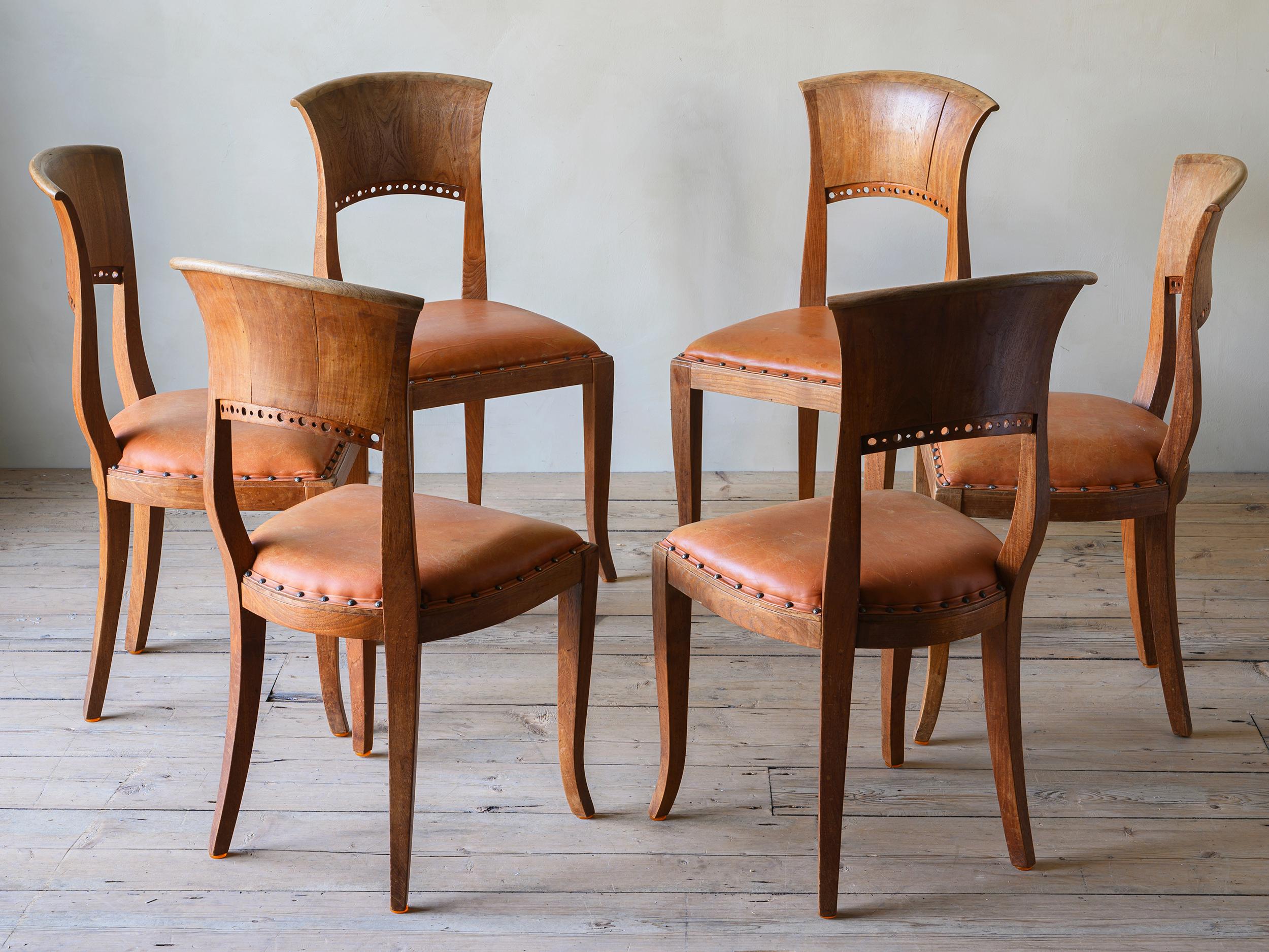 Fine and sculptural set of six Art Nouveau (Jugend) dining chairs upholstered in brown leather. Ca 1920's Sweden.