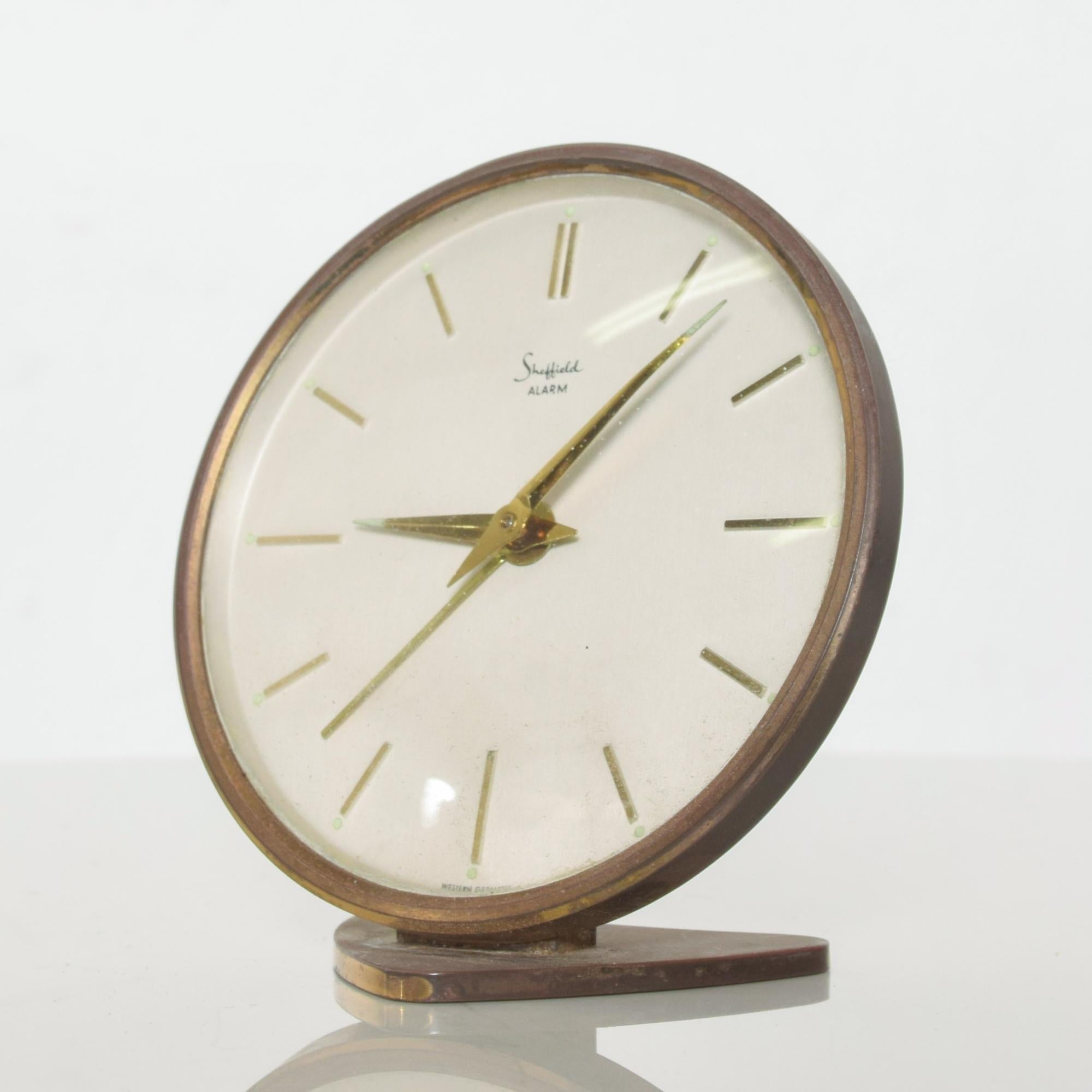 Mid-Century Modern vintage brass alarm table clock simple sculptural shape by Sheffield of Western Germany. Stamped by maker.
Dimensions: 3 1/2