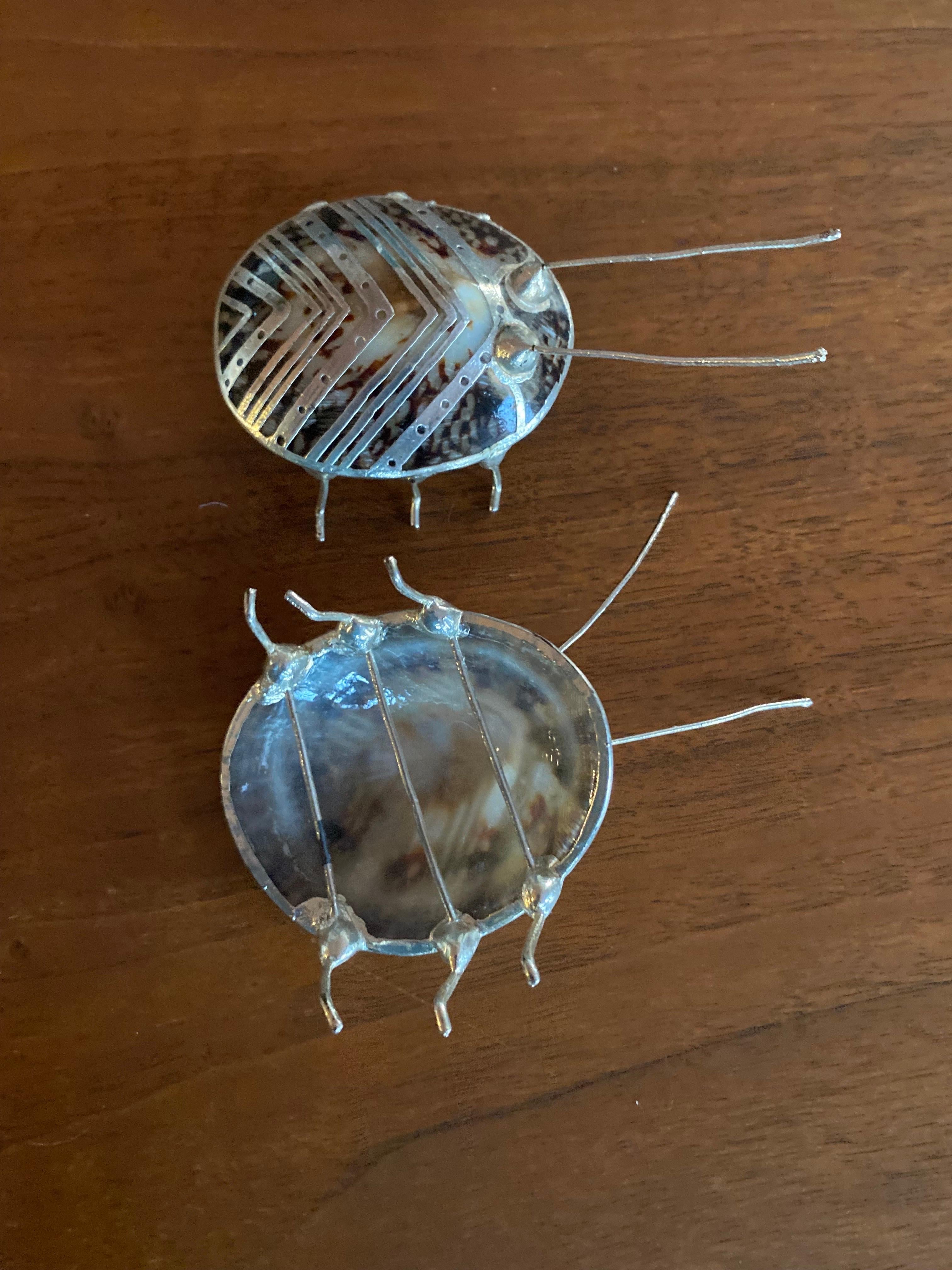 Arte popolare Figure scultoree di conchiglia e metallo di Bettle (coppia) in vendita