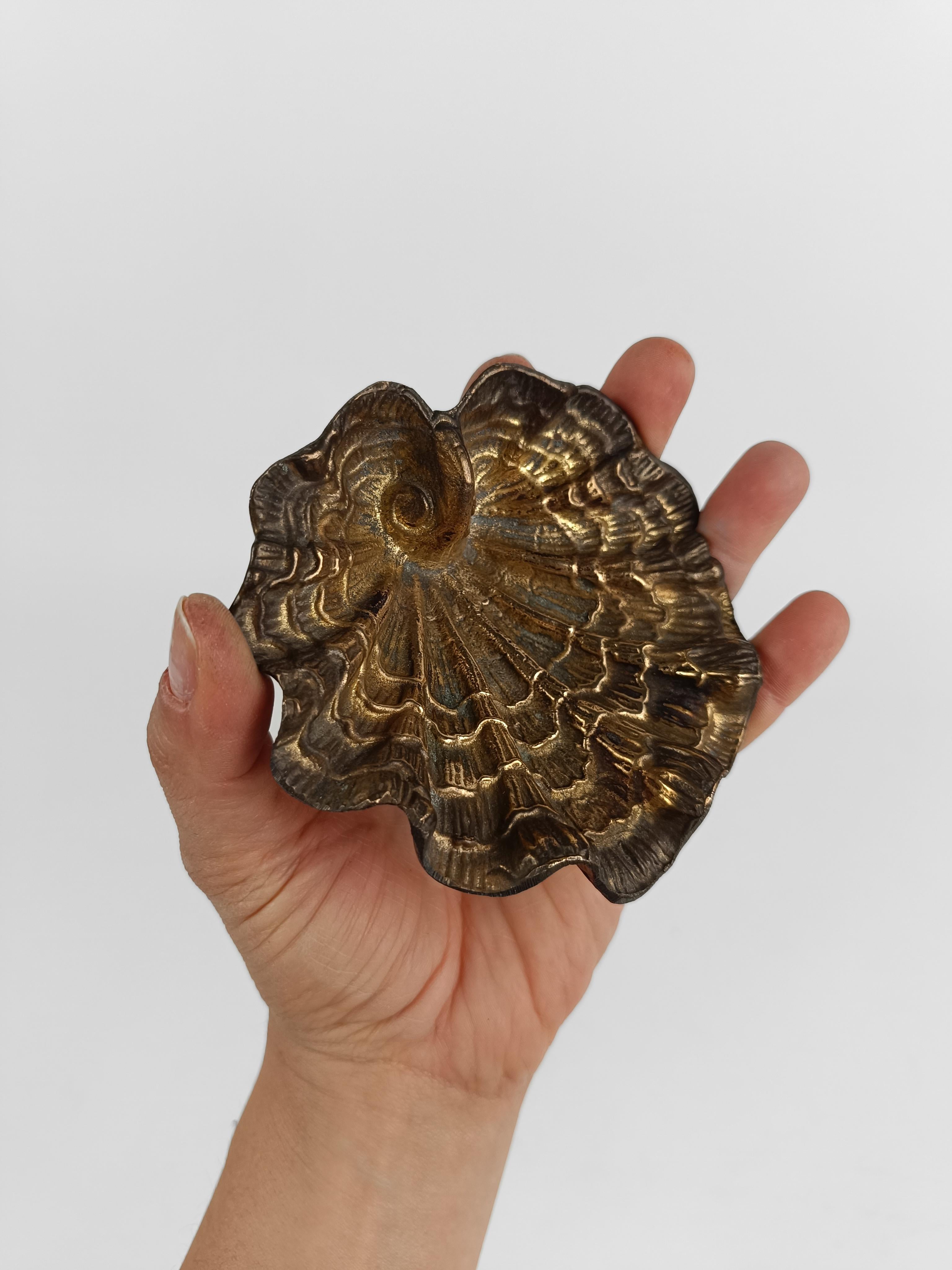 Italian Sculptural shell-shaped ashtray in Rococo style made of gilded bronze, Italy 70s For Sale