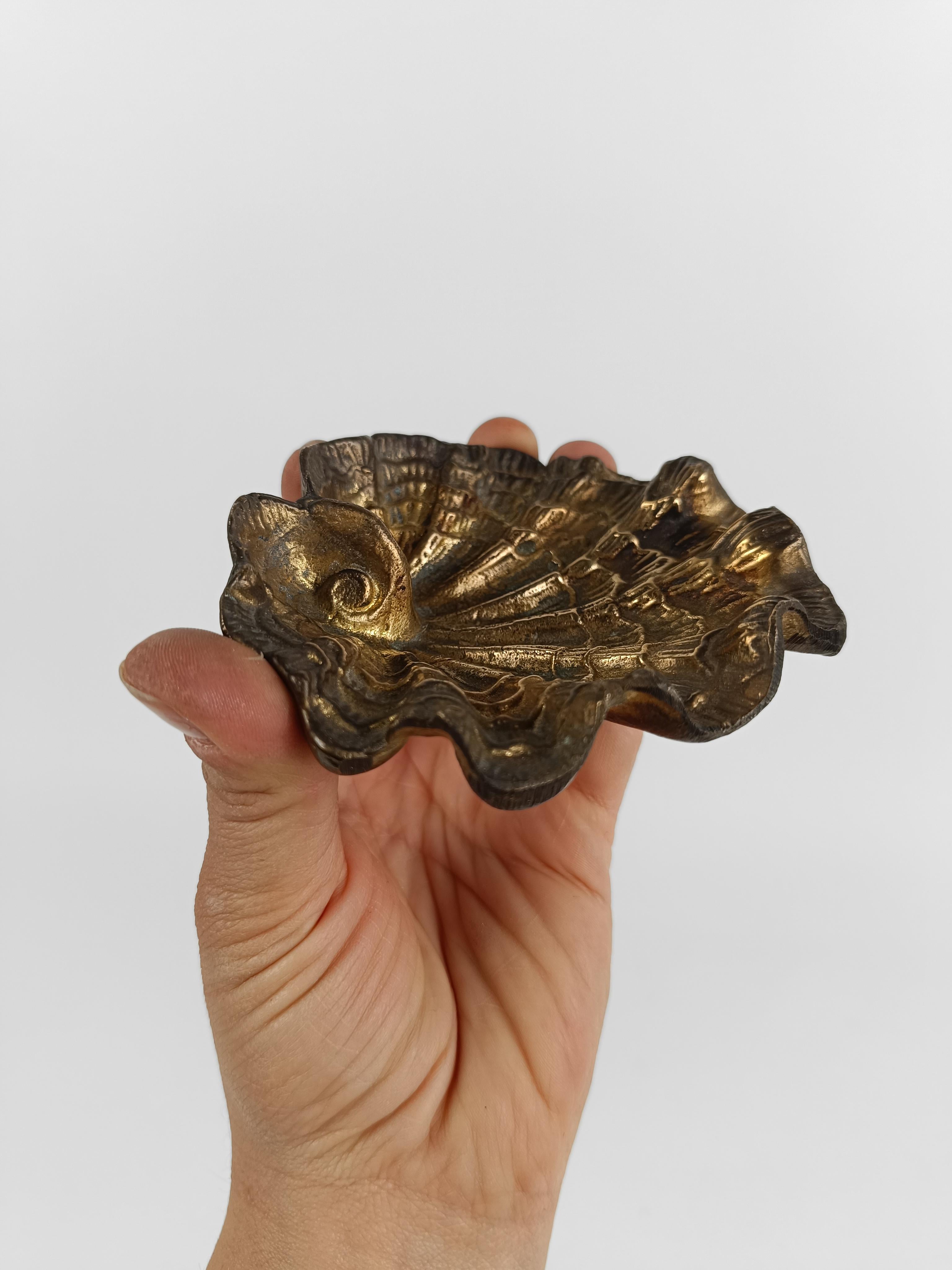 Sculptural shell-shaped ashtray in Rococo style made of gilded bronze, Italy 70s In Good Condition For Sale In Roma, IT