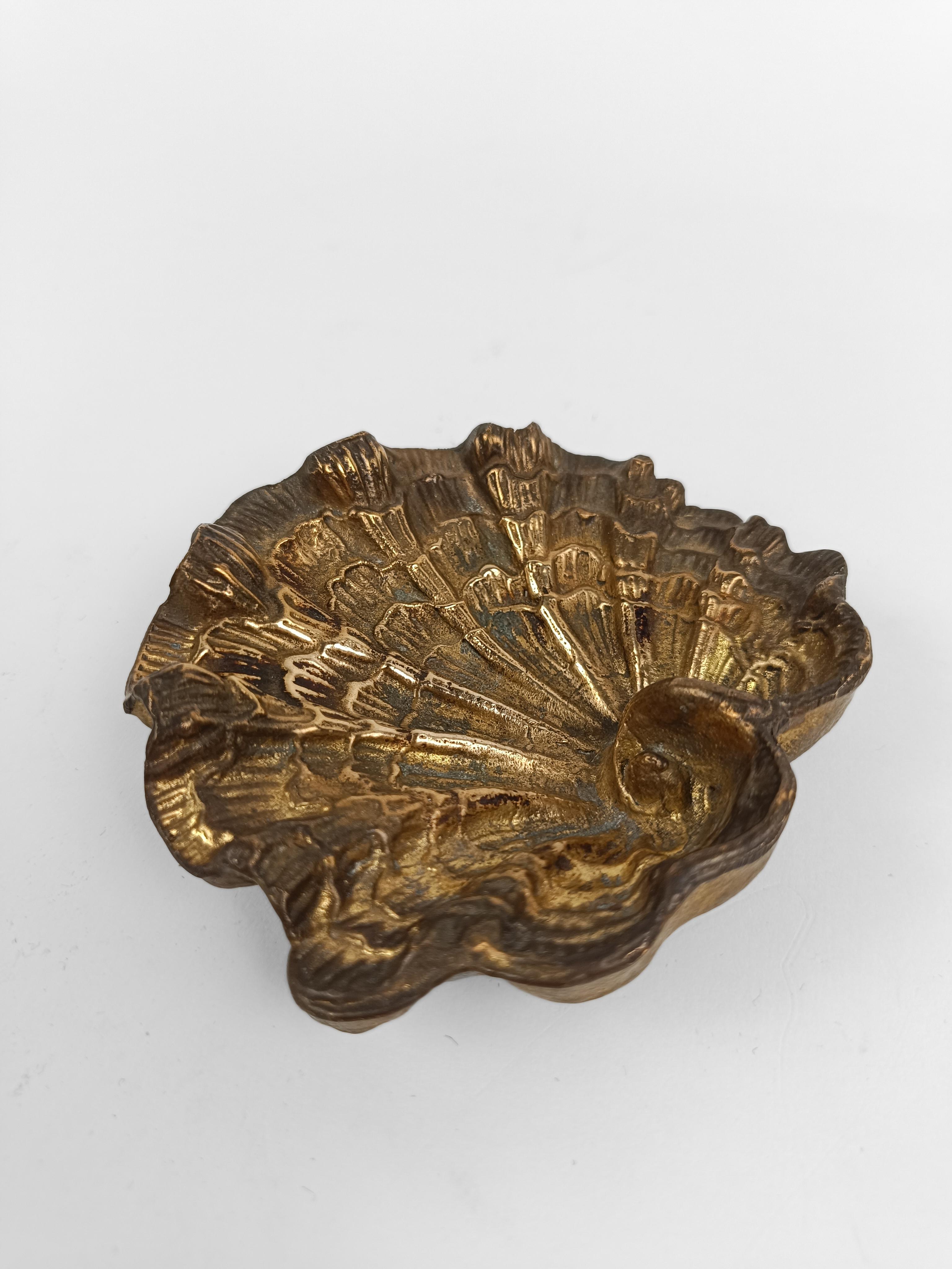 20th Century Sculptural shell-shaped ashtray in Rococo style made of gilded bronze, Italy 70s For Sale