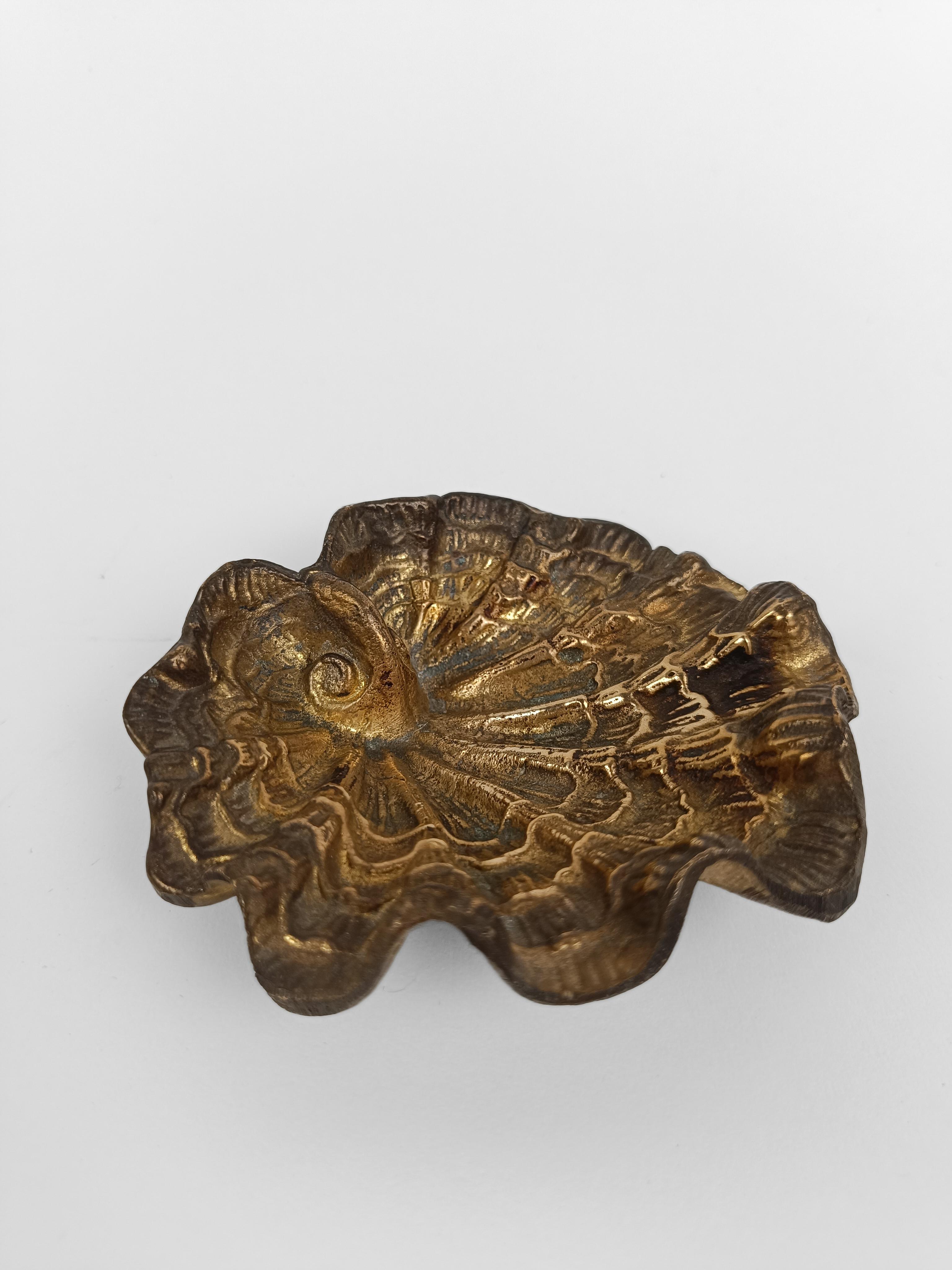 Brass Sculptural shell-shaped ashtray in Rococo style made of gilded bronze, Italy 70s For Sale