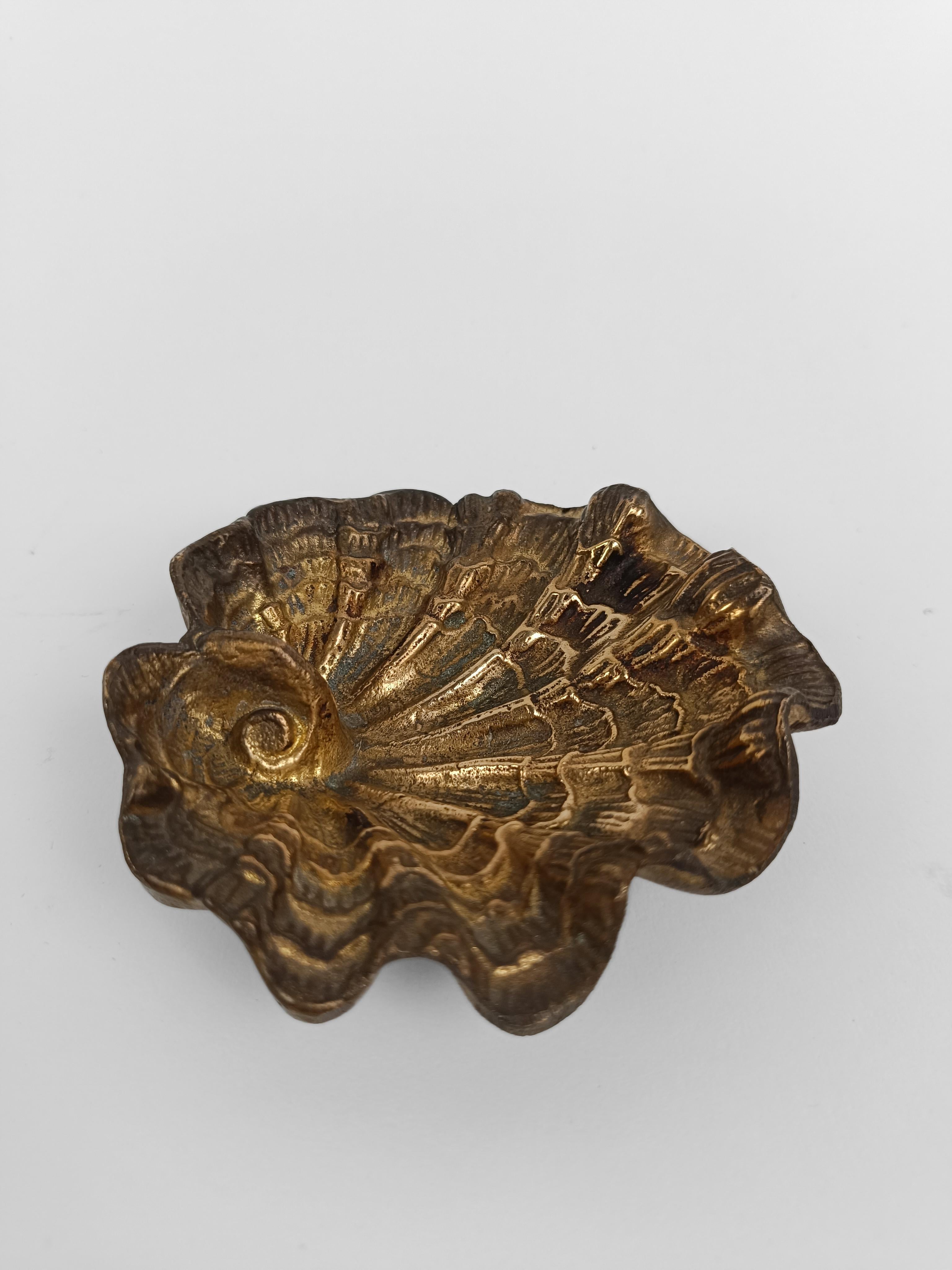 Sculptural shell-shaped ashtray in Rococo style made of gilded bronze, Italy 70s For Sale 1