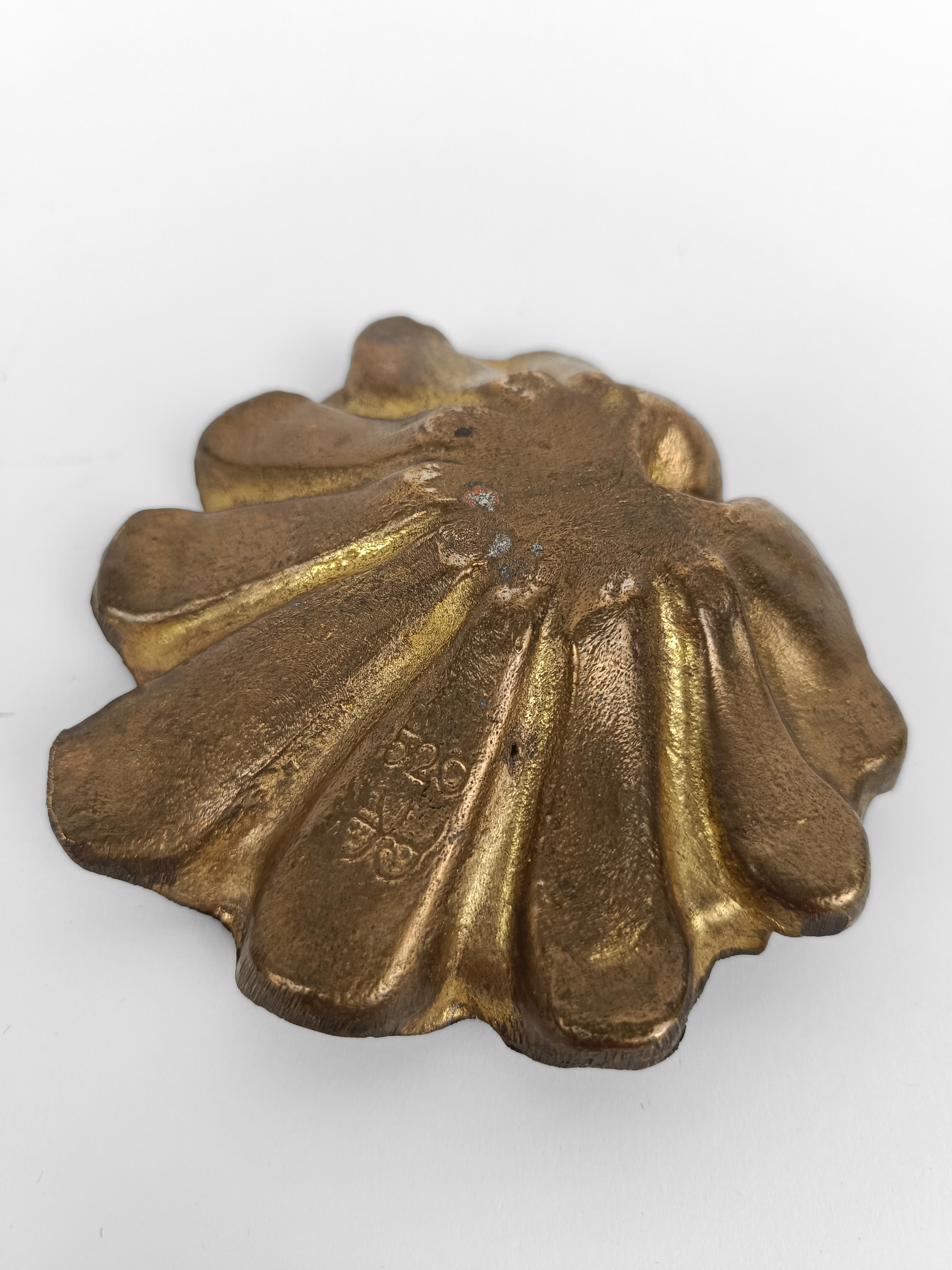 Sculptural shell-shaped ashtray in Rococo style made of gilded bronze, Italy 70s For Sale 2