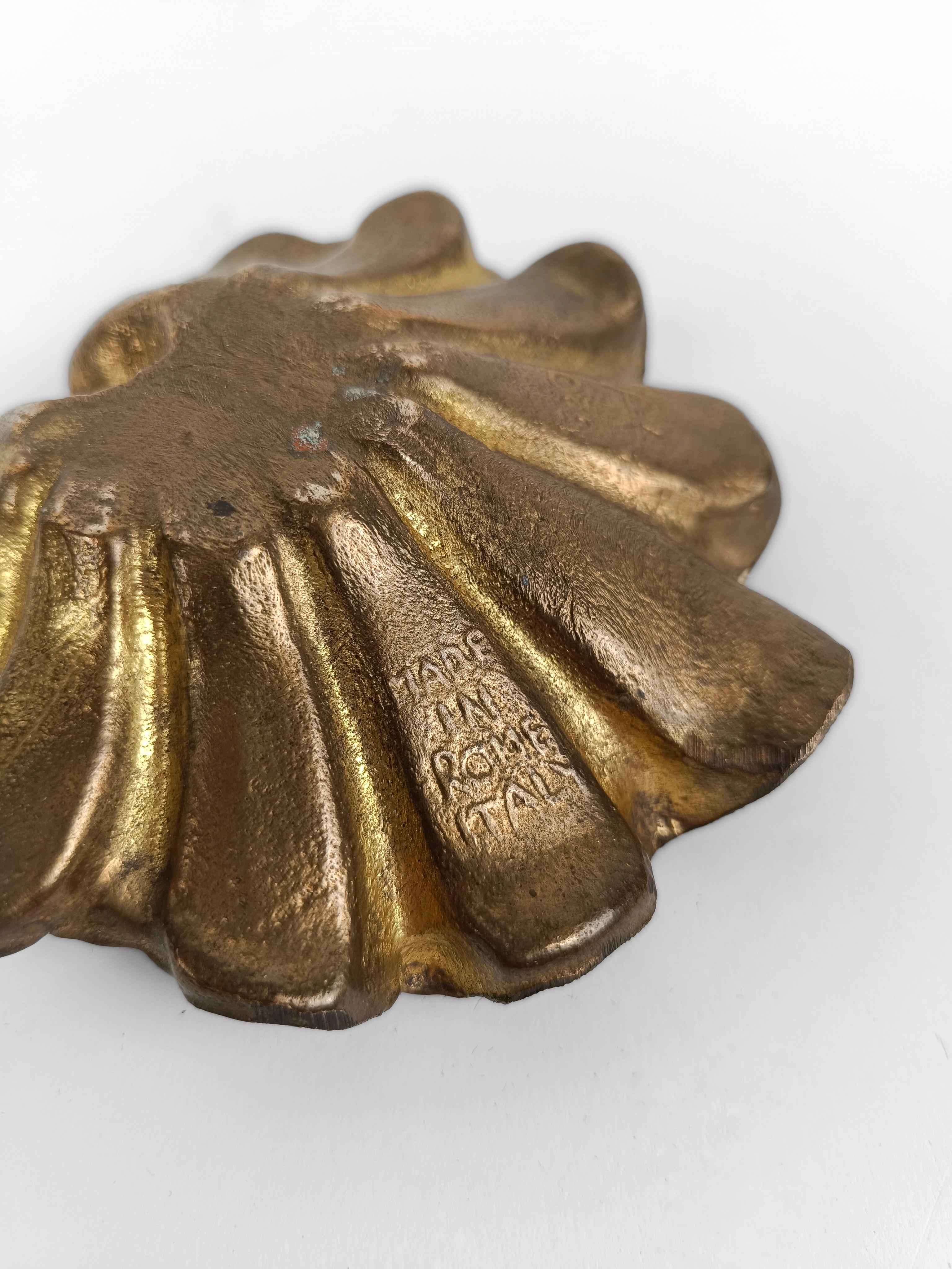 Sculptural shell-shaped ashtray in Rococo style made of gilded bronze, Italy 70s For Sale 3