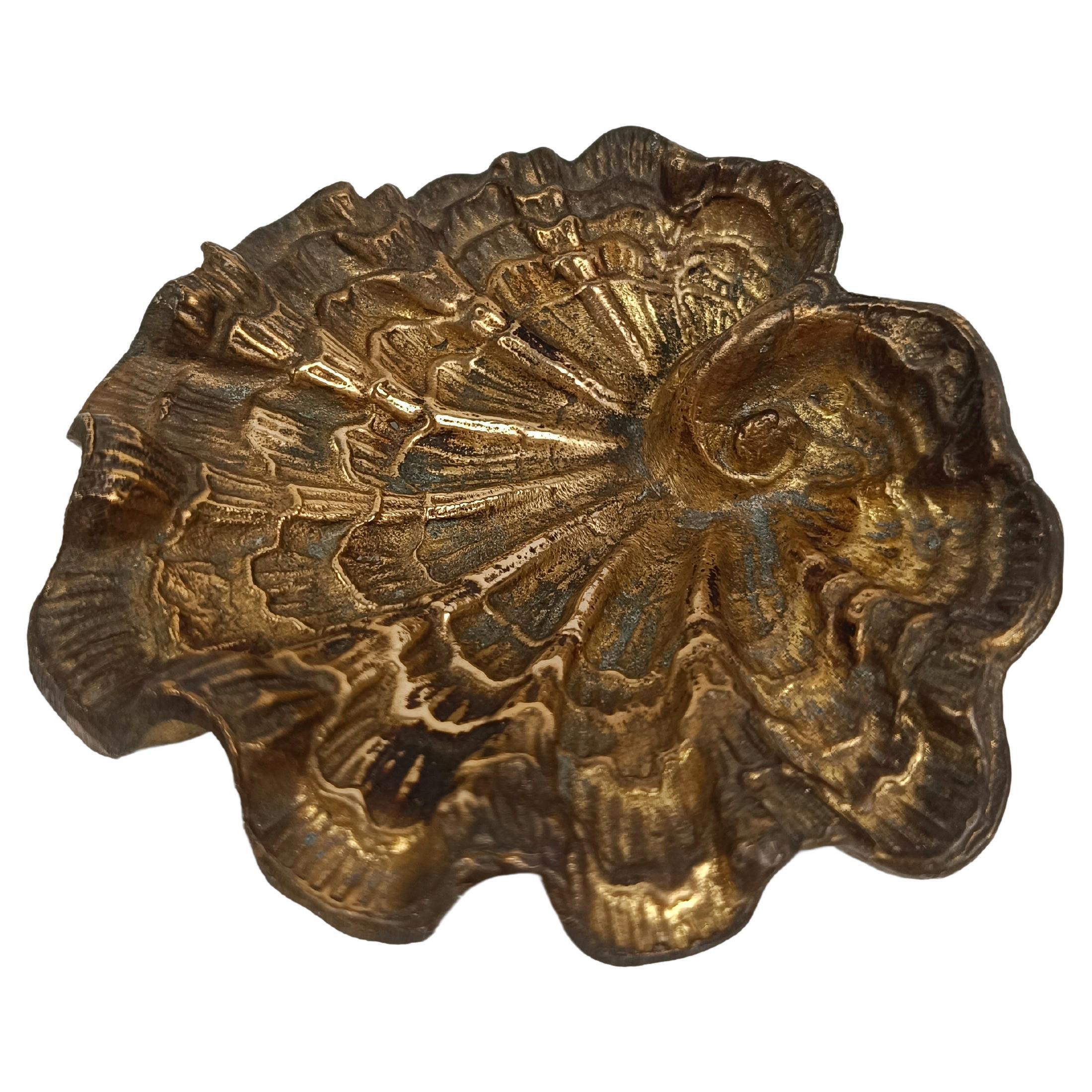 Sculptural shell-shaped ashtray in Rococo style made of gilded bronze, Italy 70s For Sale